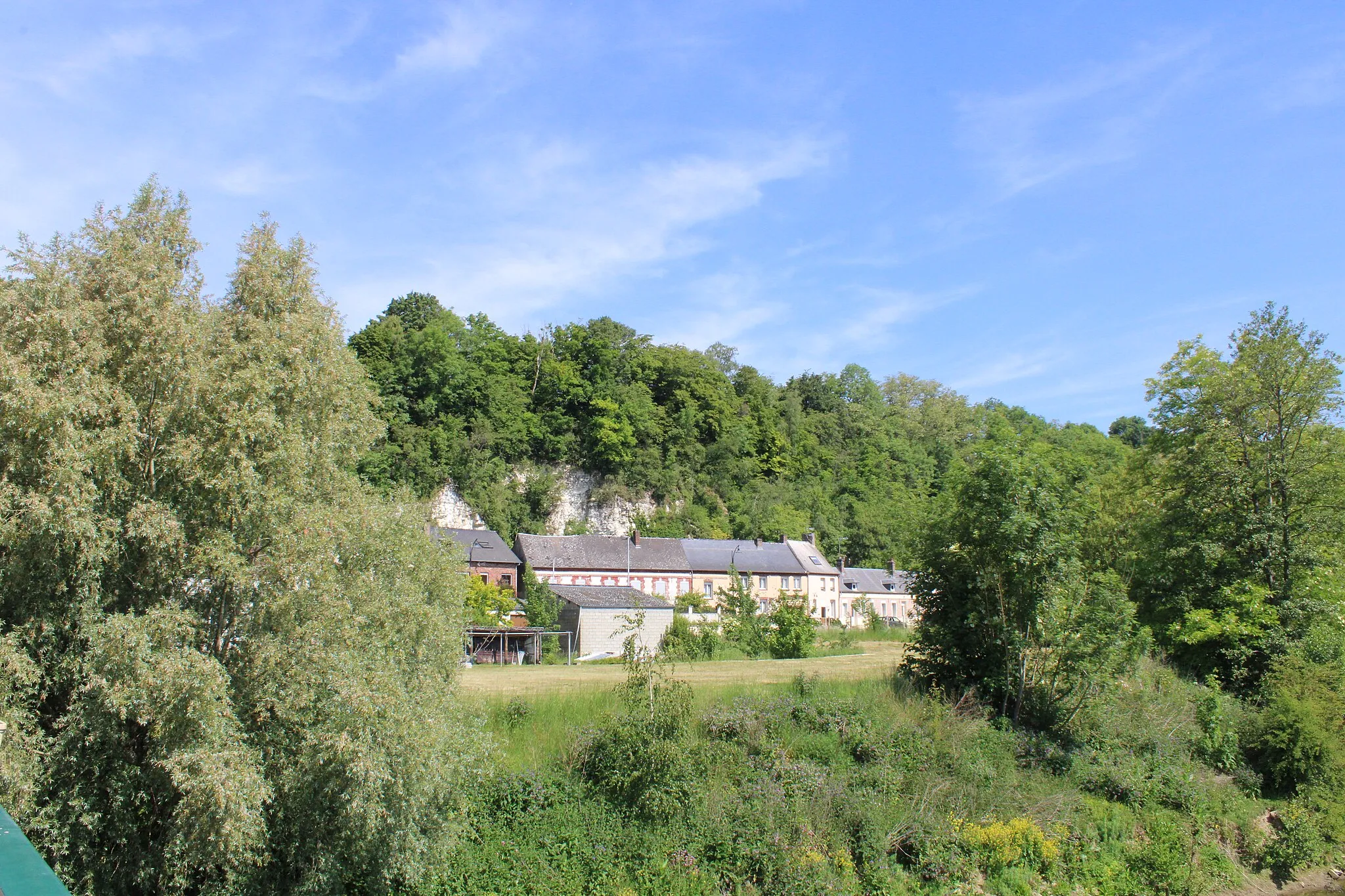 Photo showing: Les maisons au pied de la falaise calcaire