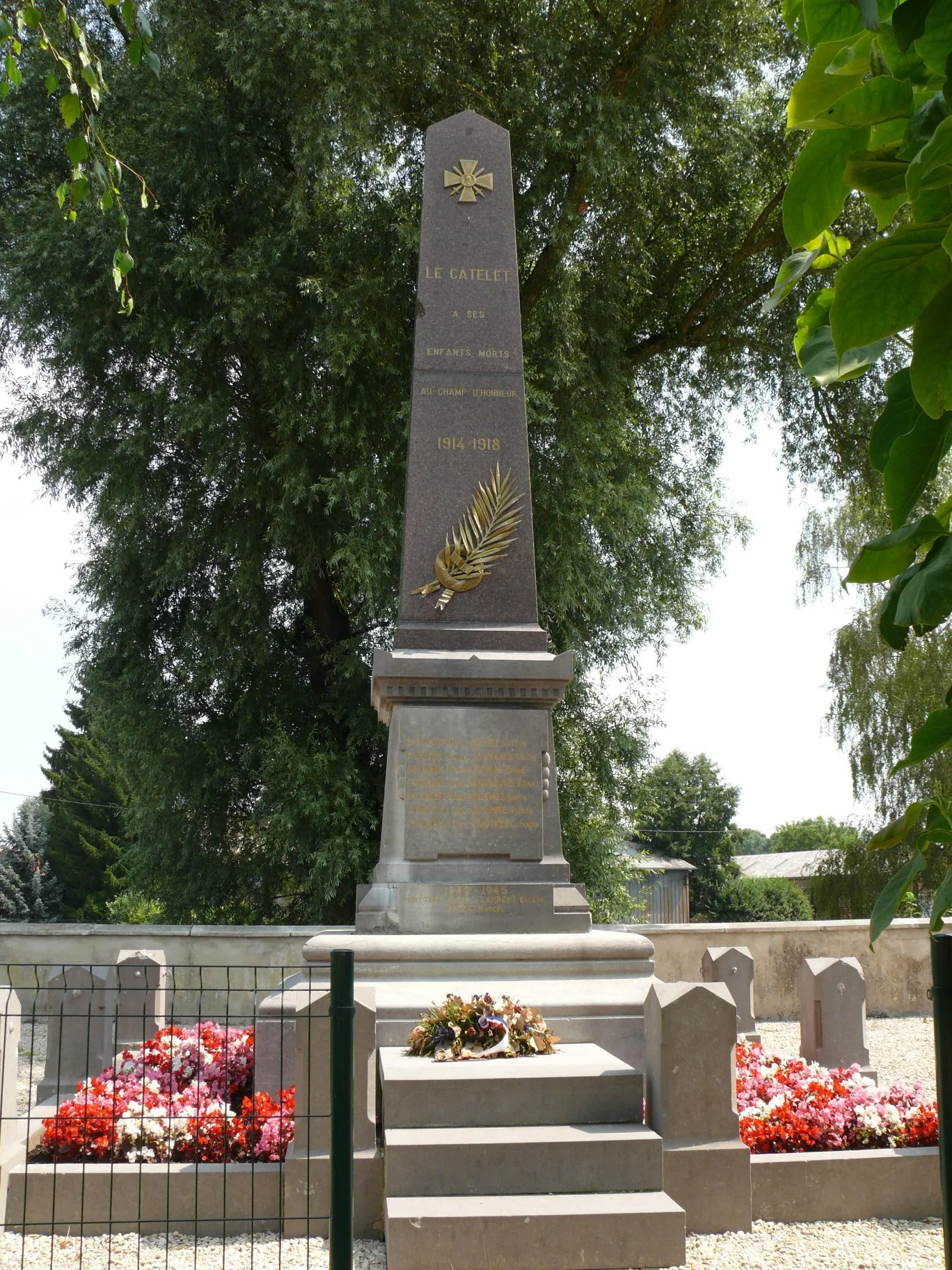 Photo showing: The war memorial of Le Catelet (Aisne, Picardie, France).