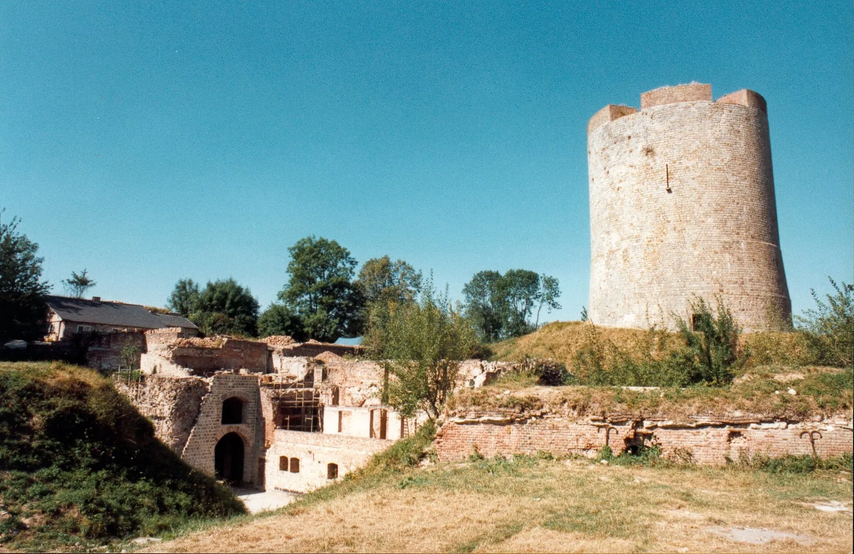 Photo showing: Vue du donjon depuis la basse cour du Château