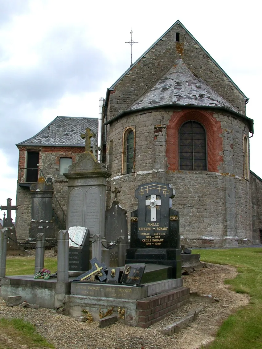 Photo showing: Church and graves in La Flamengrie, a small village in the north of Aisne (France)