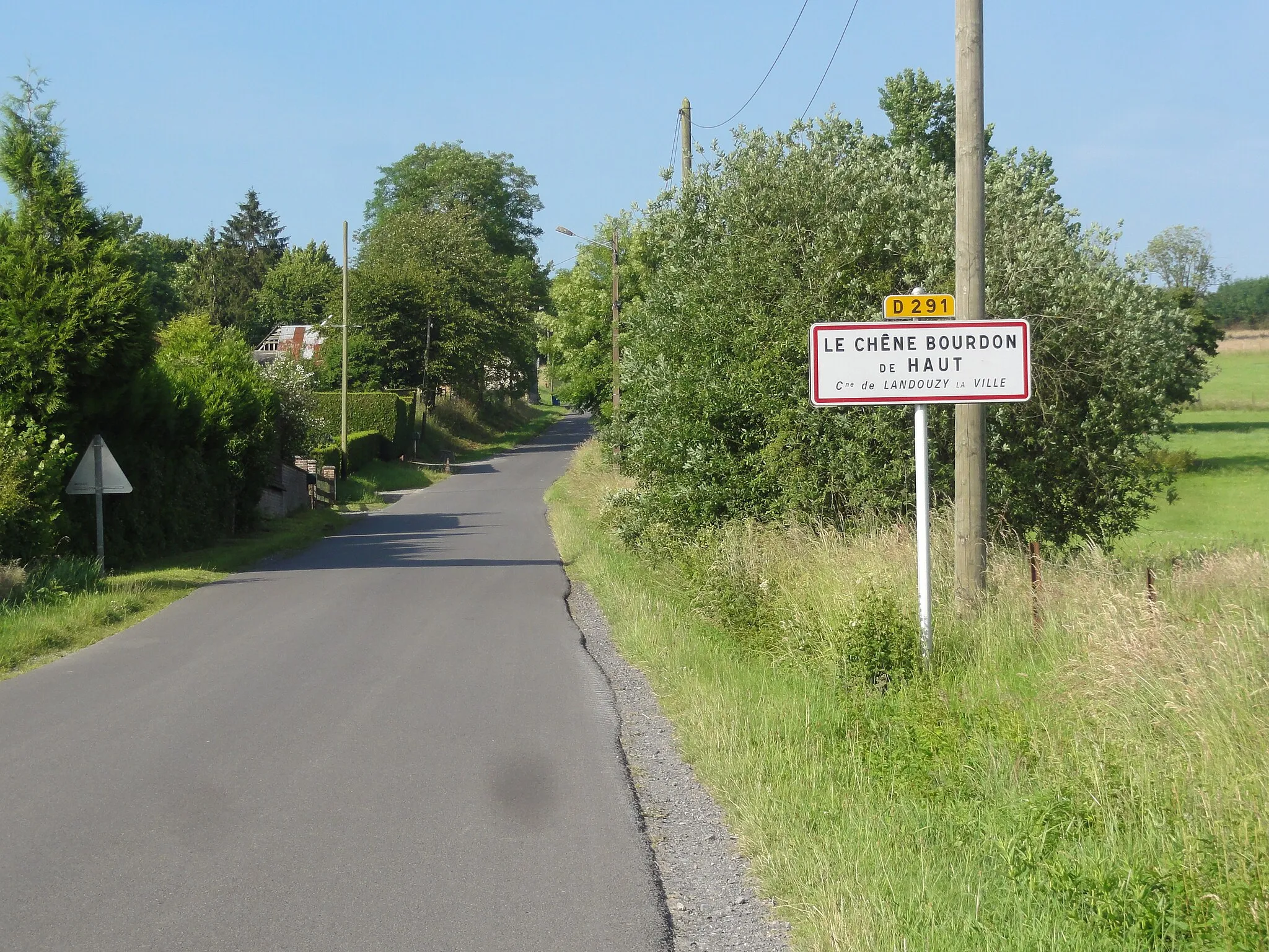 Photo showing: Landouzy-la-Ville (Aisne) city limit sign Le Chêne Bourdon de Haut