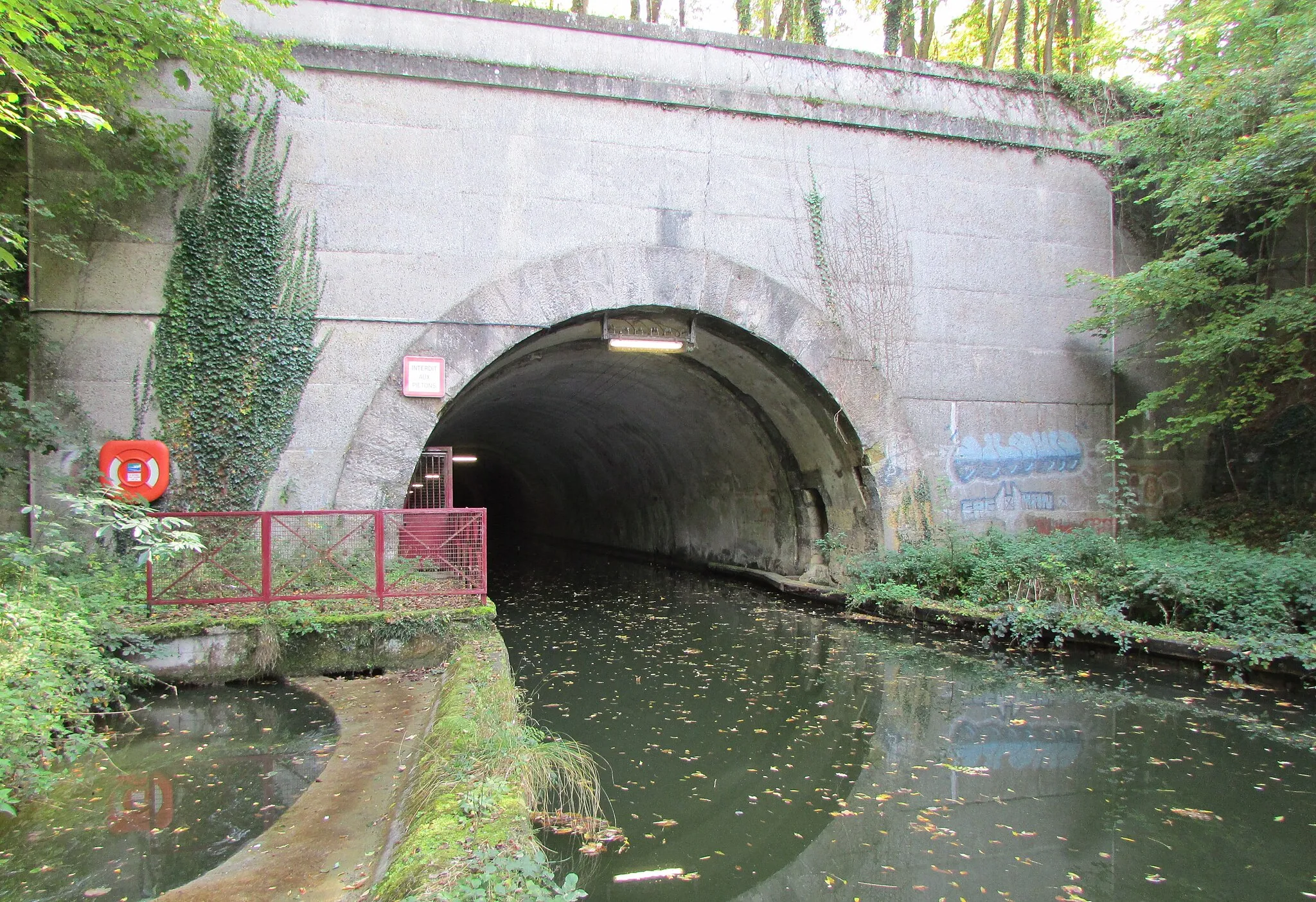 Photo showing: Sortie du souterrain du Tronquoy.