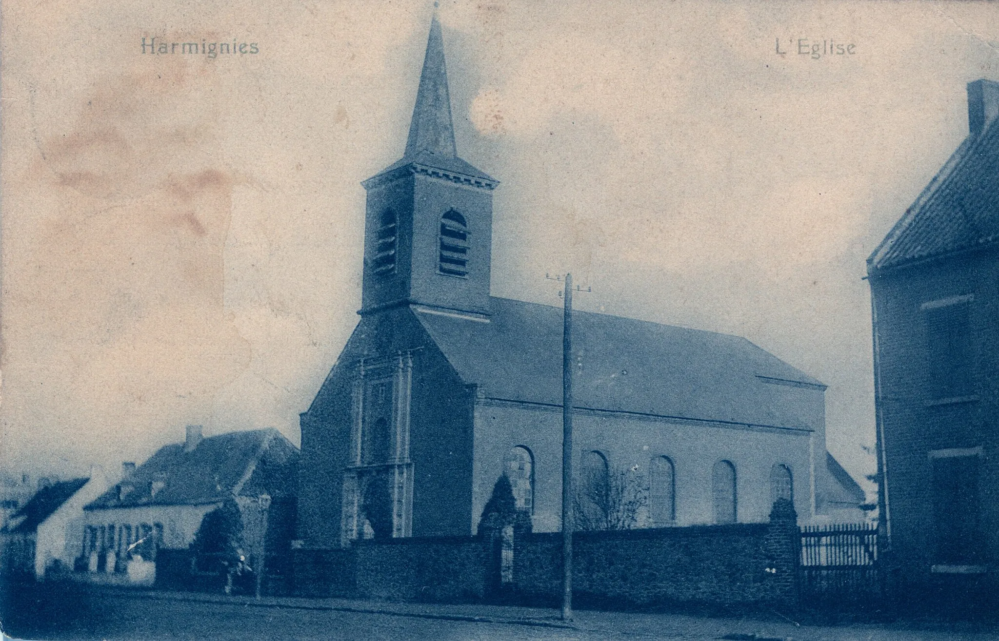 Photo showing: Carte-postale ancienne. Harmignies L'église Vers 1900