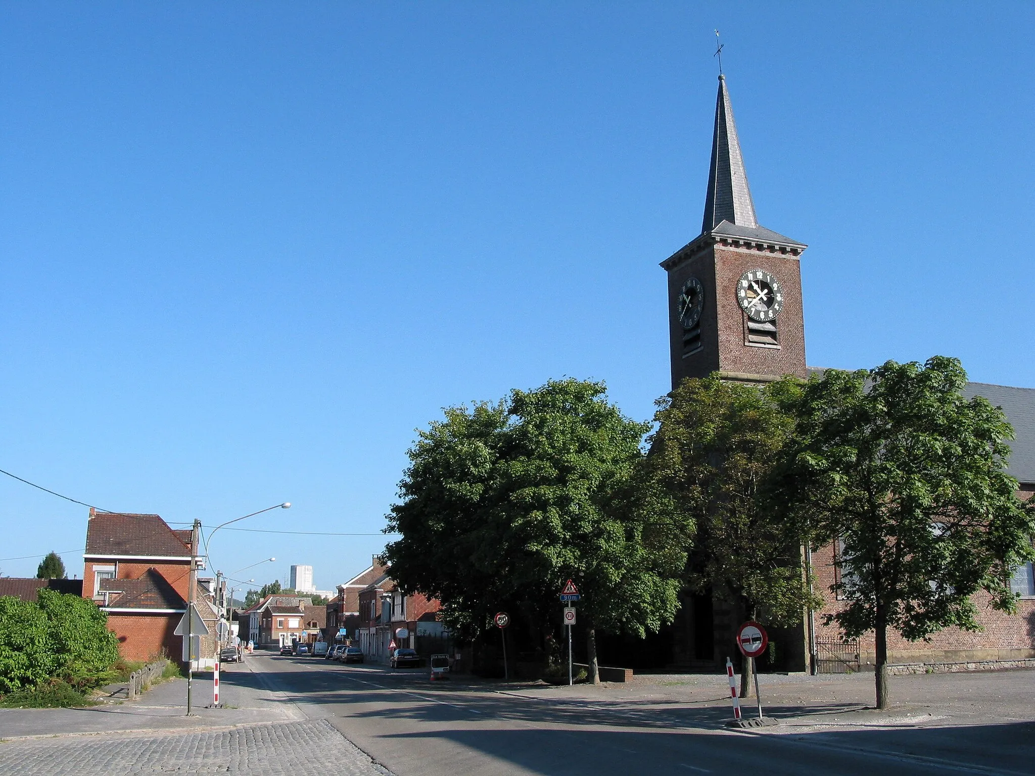 Photo showing: Harmignies (Belgium), the chaussée de Beaumont and the Saint Ghislanus' church.
