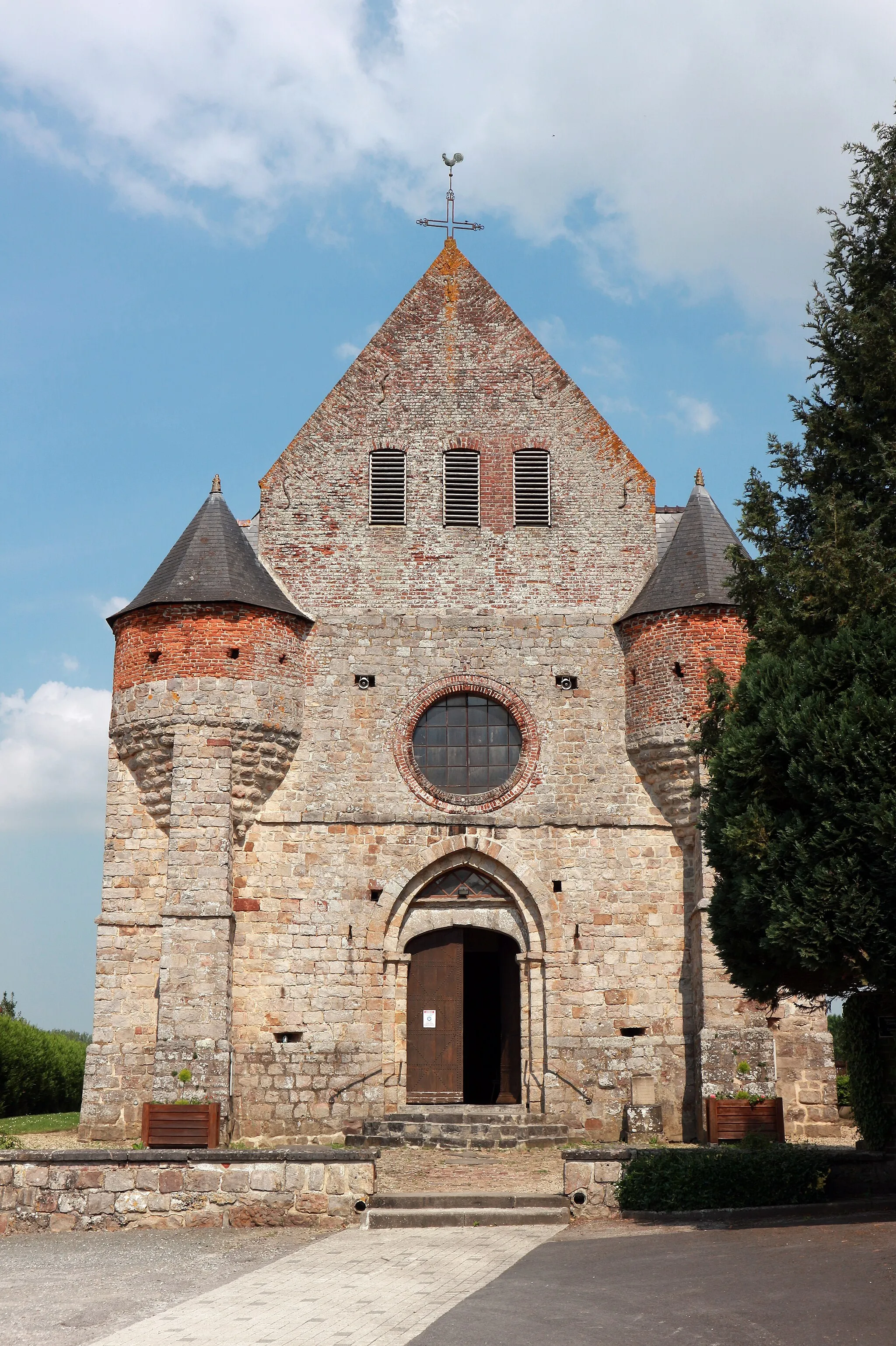 Photo showing: Marly-Gomont (France - département de l'Aisne) — L'église Saint Rémy. Façade Ouest du XIIIe ou XIVe siècle.
https://monumentum.fr/eglise-pa00115809.html