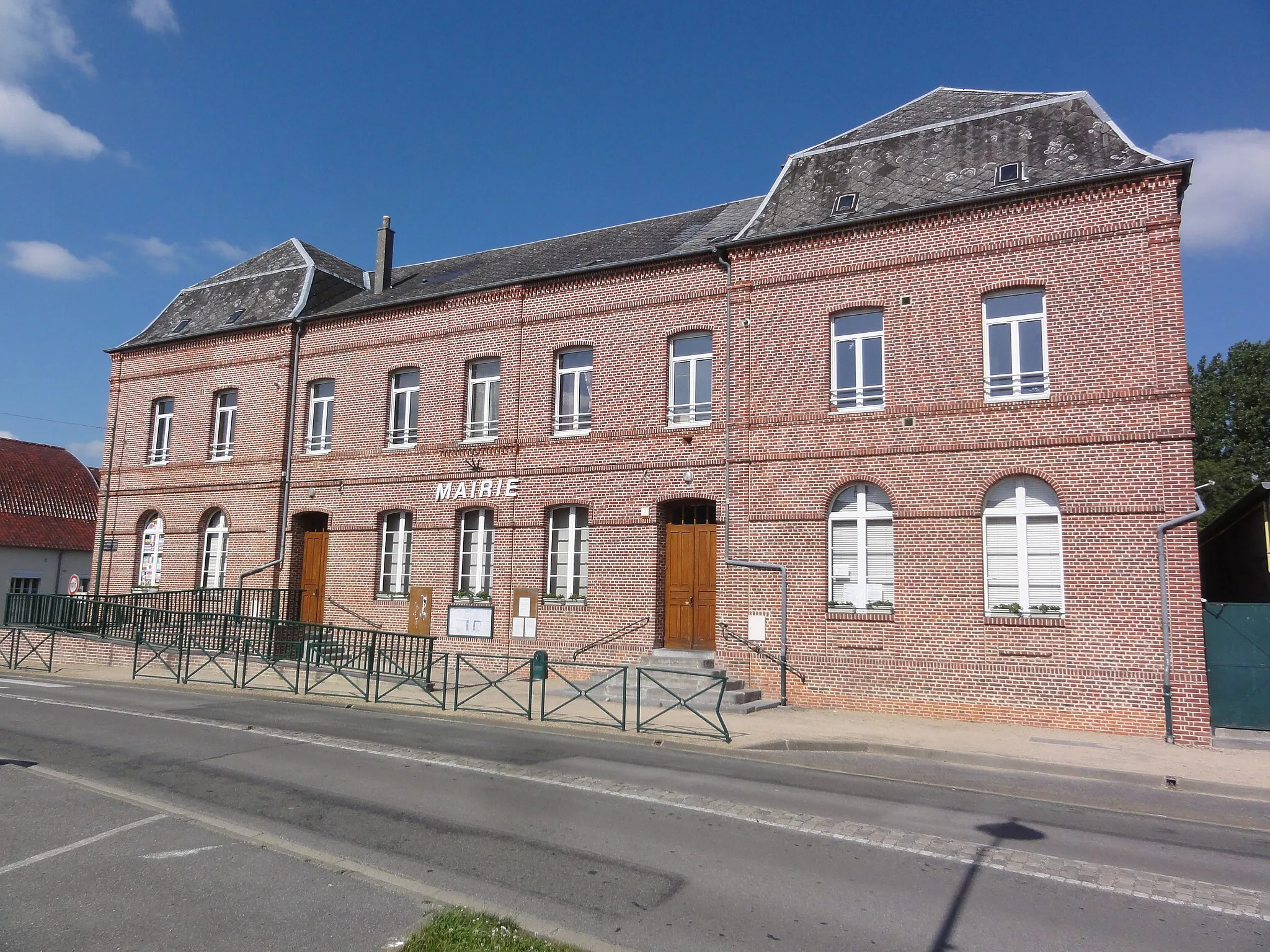Photo showing: Mondrepuis (Aisne) mairie