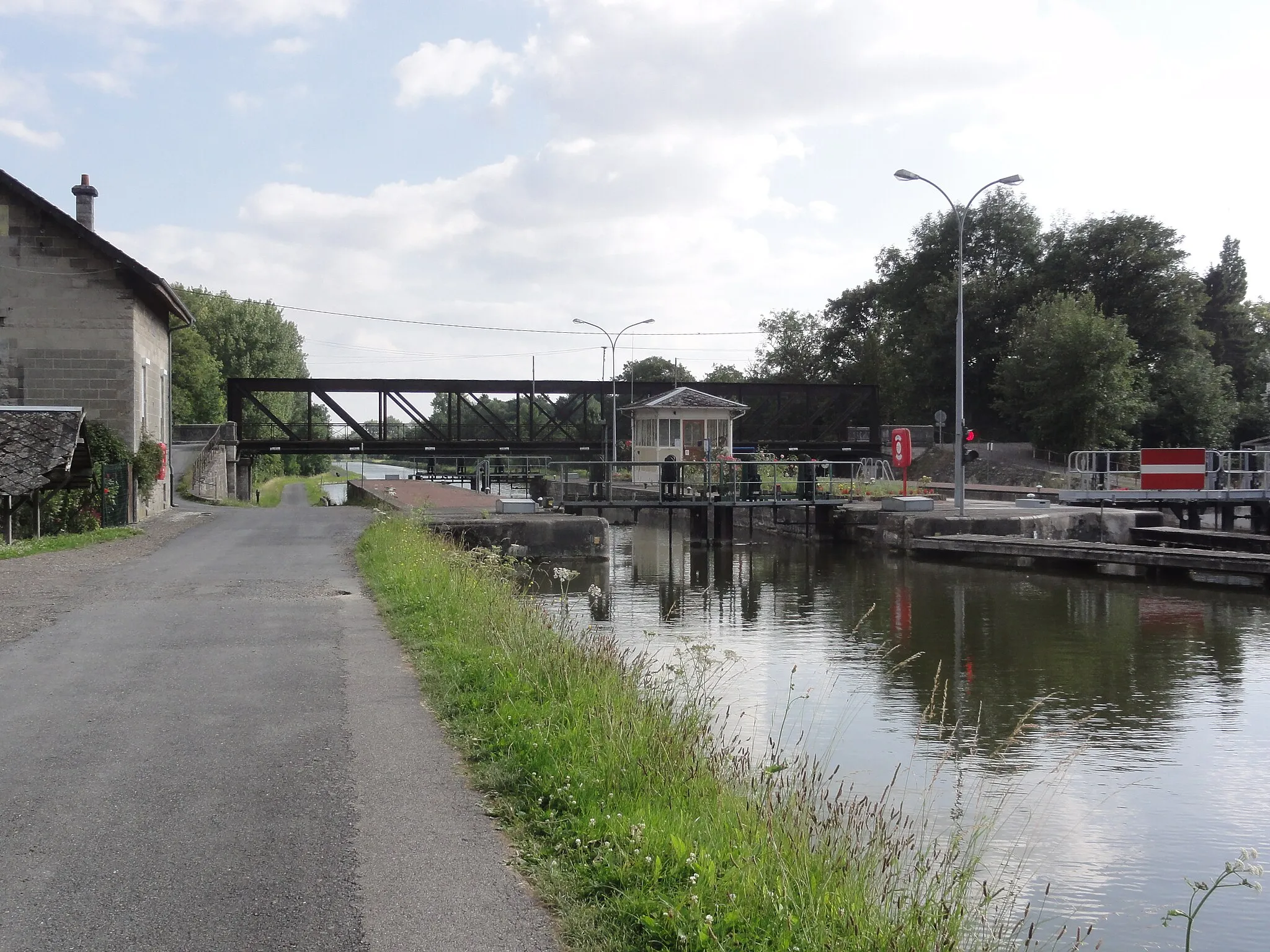 Photo showing: Omissy (Aisne) (01) Canal de Saint-Quentin écluse nr 20