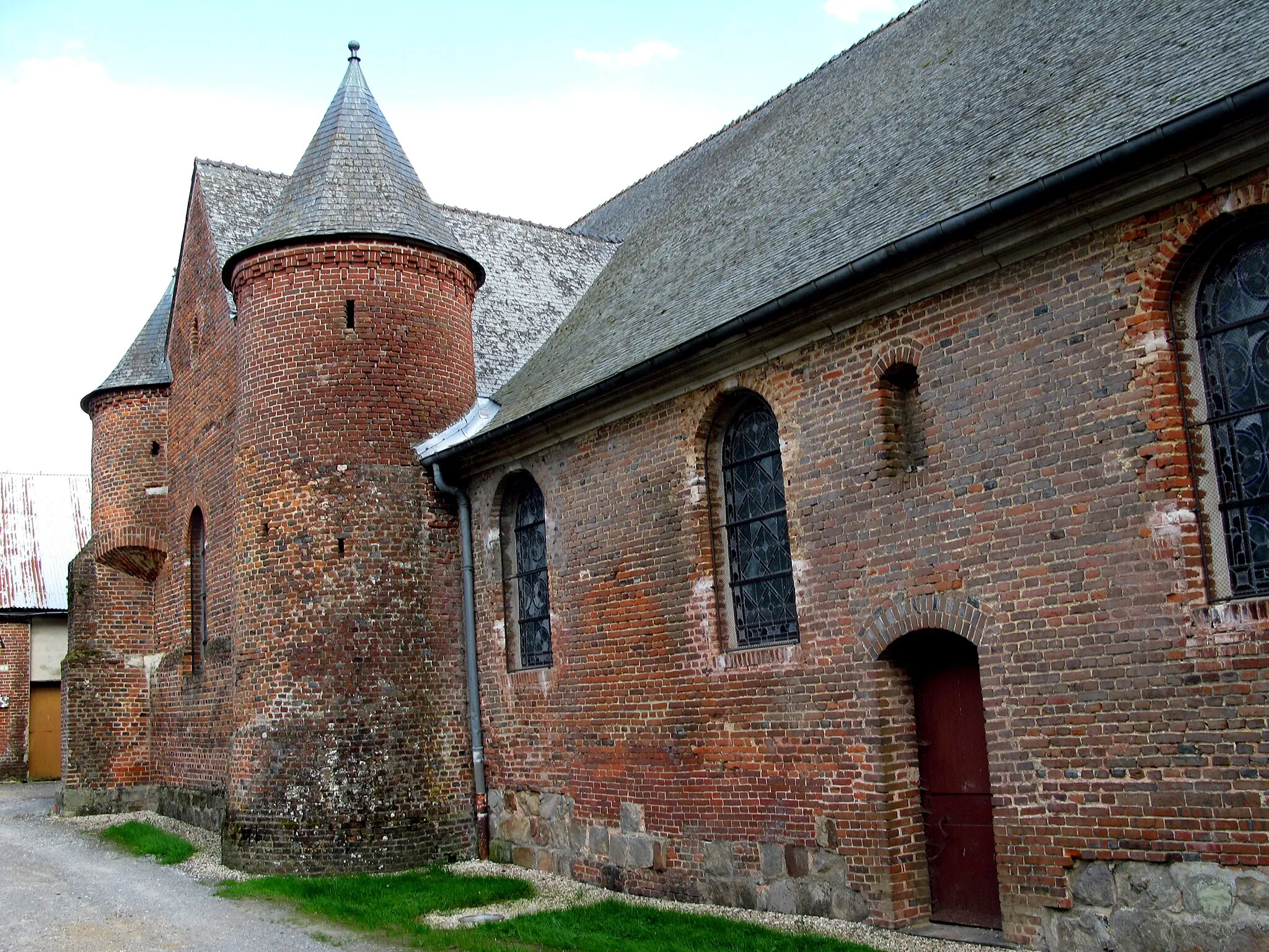 Photo showing: Plomion (Aisne, France) -

La partie arrière de la façade nord de l'église fortifiée.