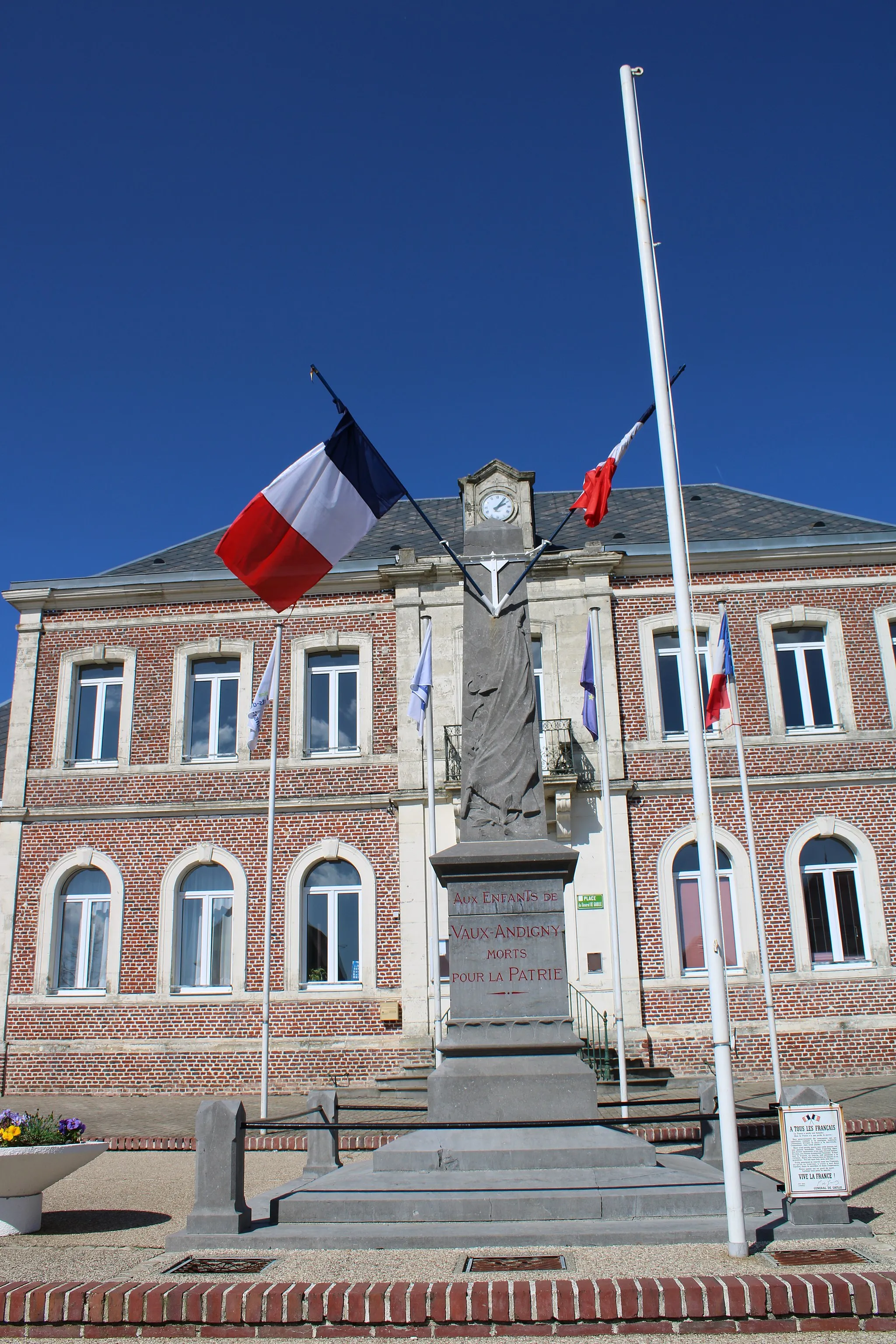 Photo showing: Le monument aux morts.