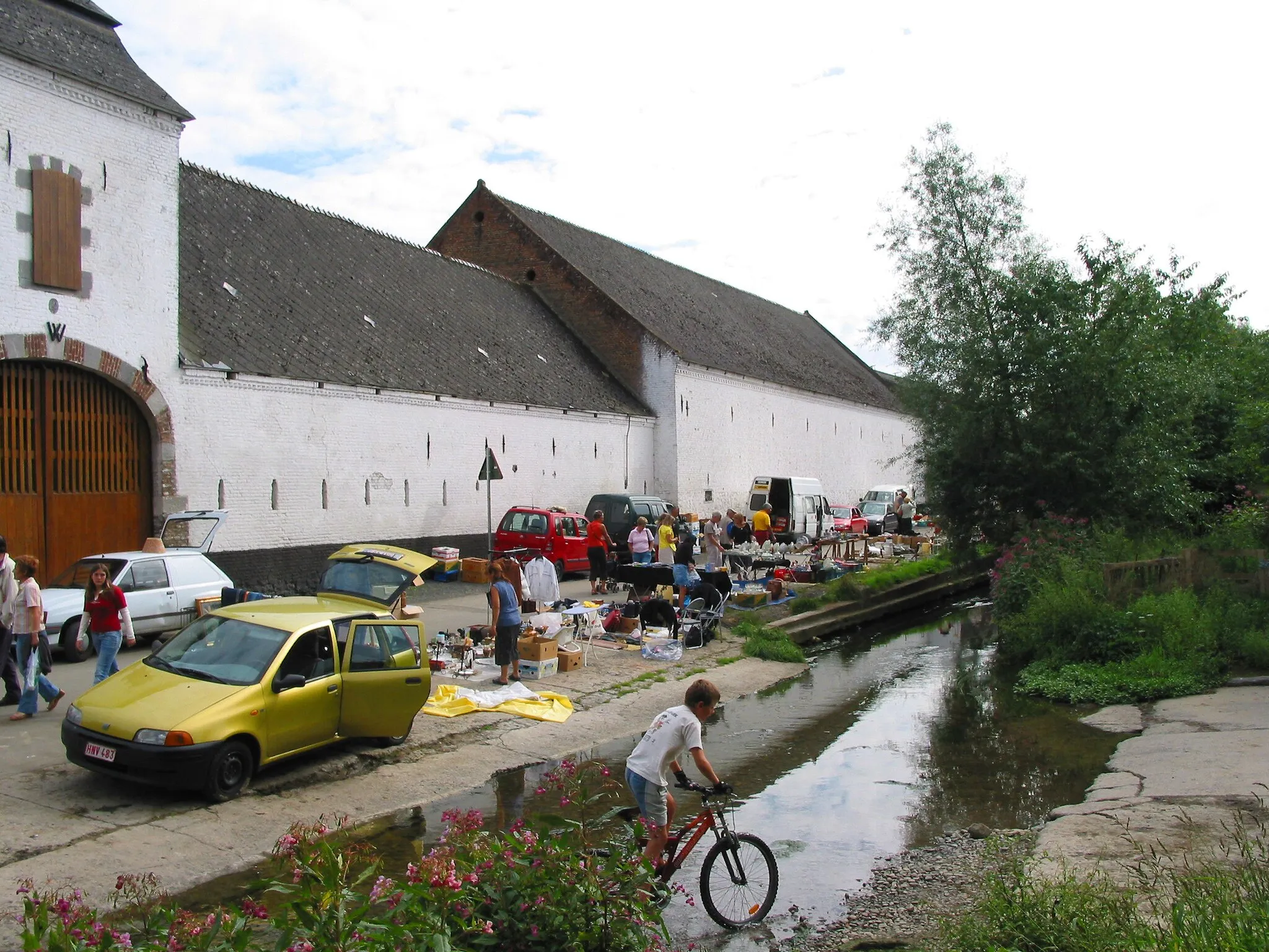 Photo showing: Estinnes-au-Val (Belgium), rue Rivière, 82 - The Willliot Farm (XVIIIth century) and the ford on the Estinnes brook.