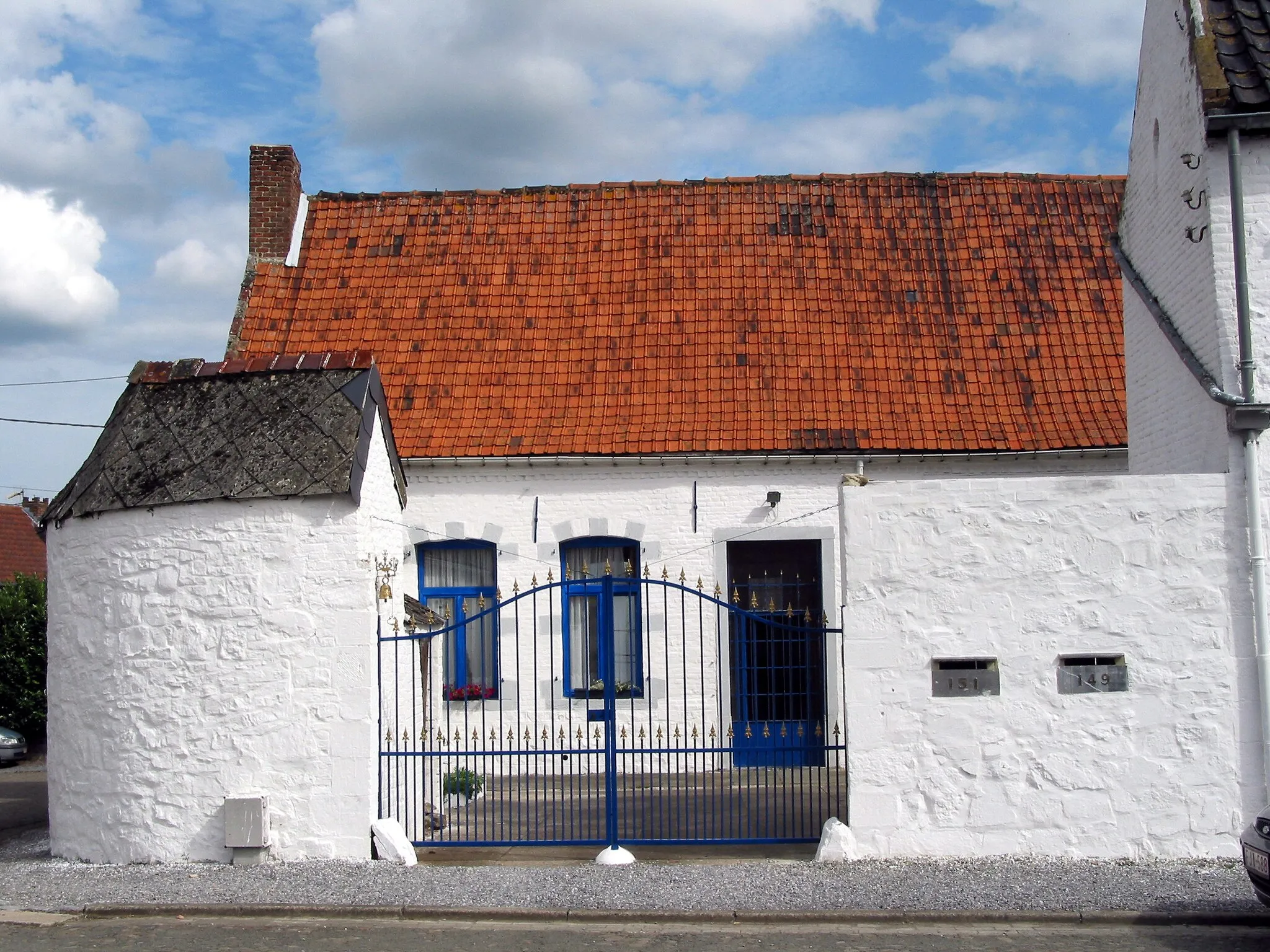 Photo showing: Estinnes-au-Val (Belgium), rue Grande 149-151 – Ancient house with enclosed court (XVIIIth century).