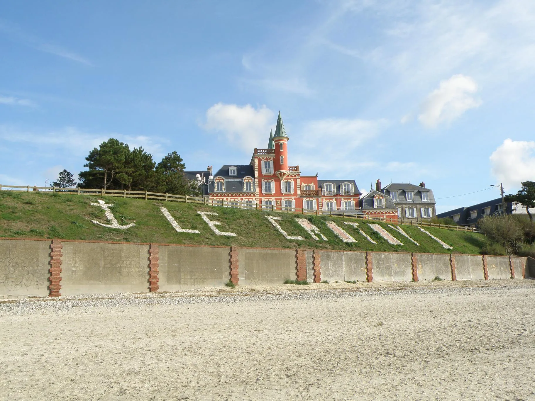 Photo showing: Le Crotoy, France. The view from the beach at low tide.