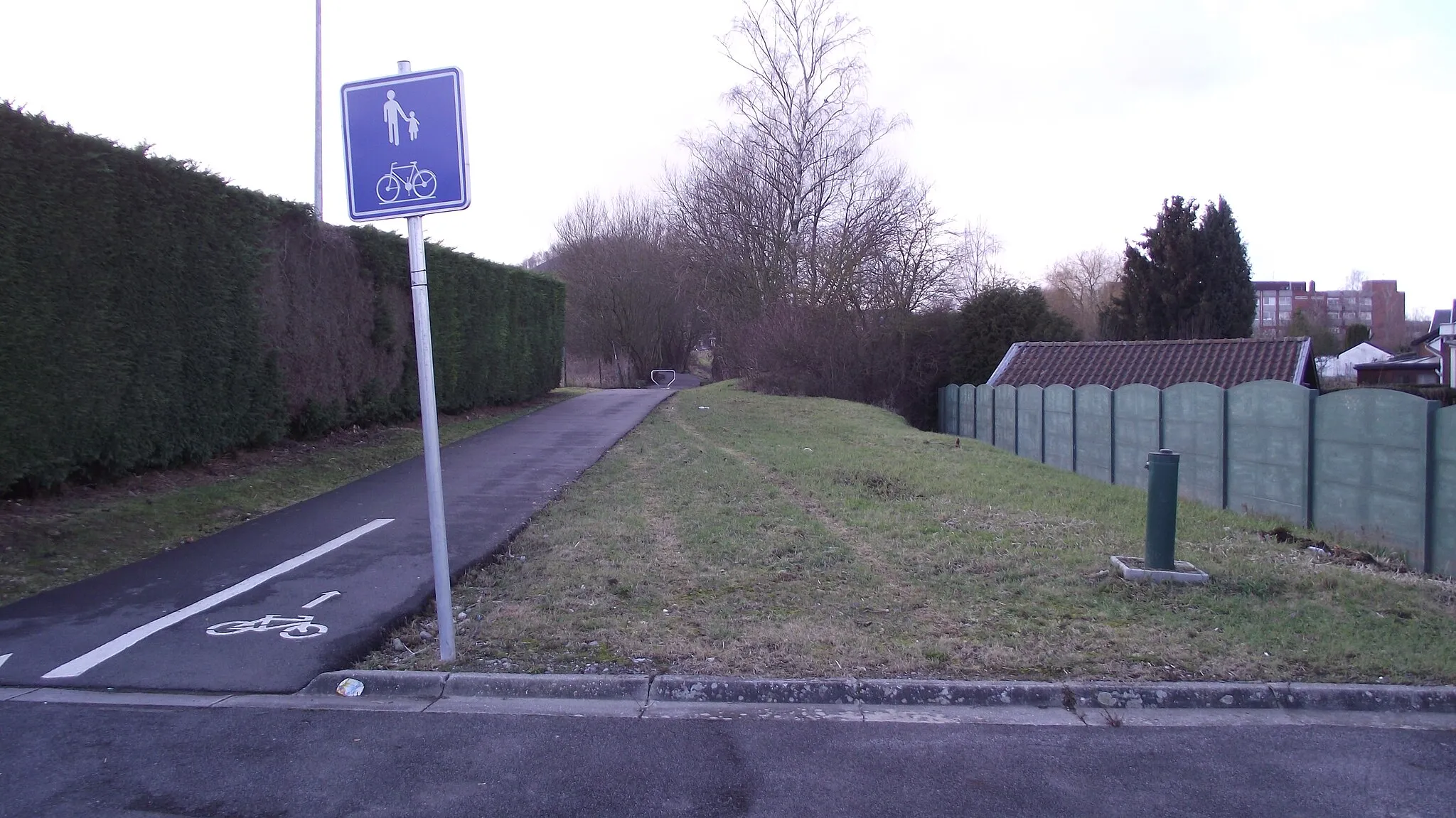 Photo showing: Start van de vroegere NMVB tramroute 37 in Sint-Vaast, nu een wandelpad.