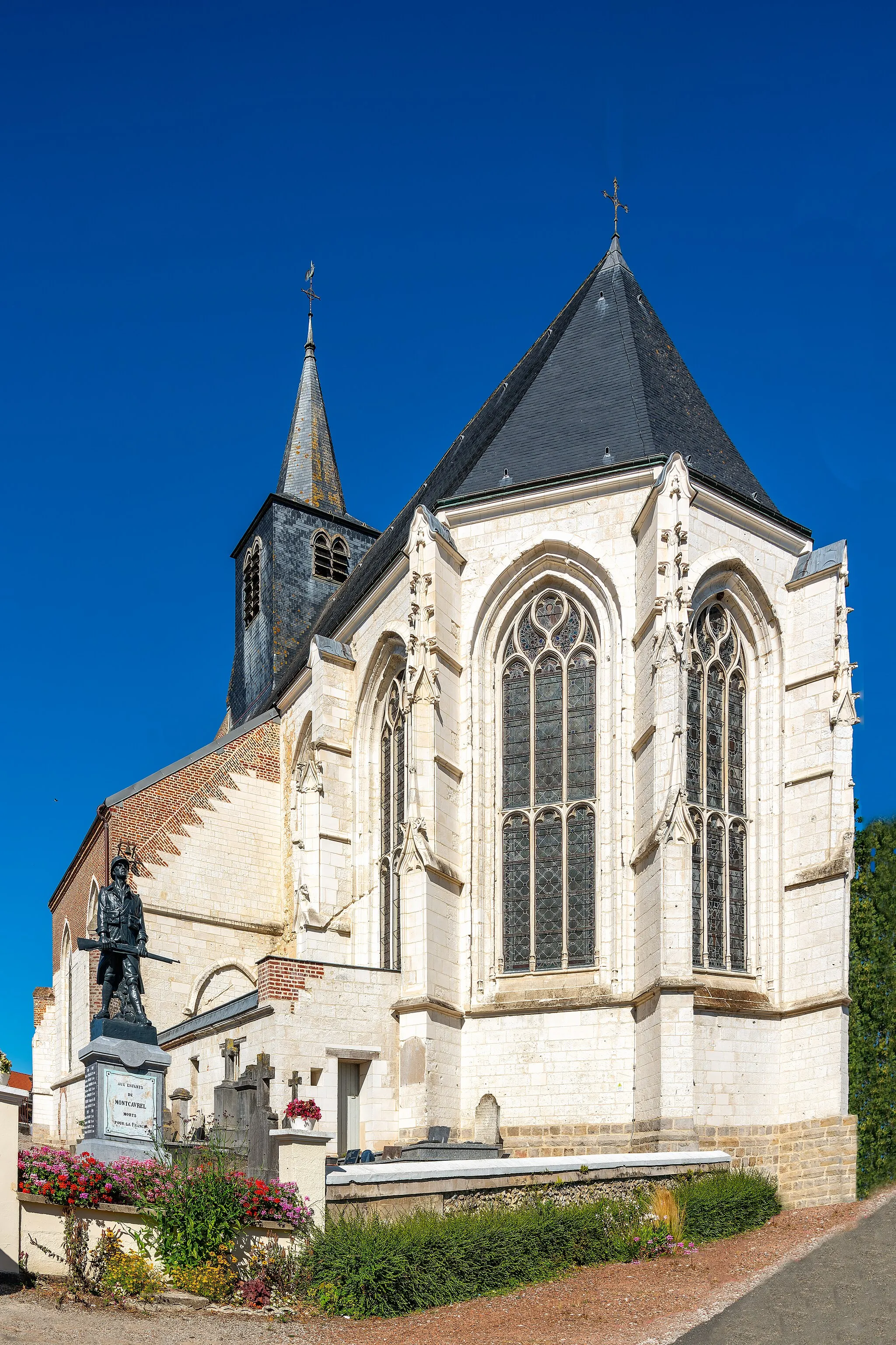 Photo showing: Le chevet gothique flamboyant de l'église Saint-Quentin de Montcavrel XV° et XVII° siècle. Classée MH PA00108353.