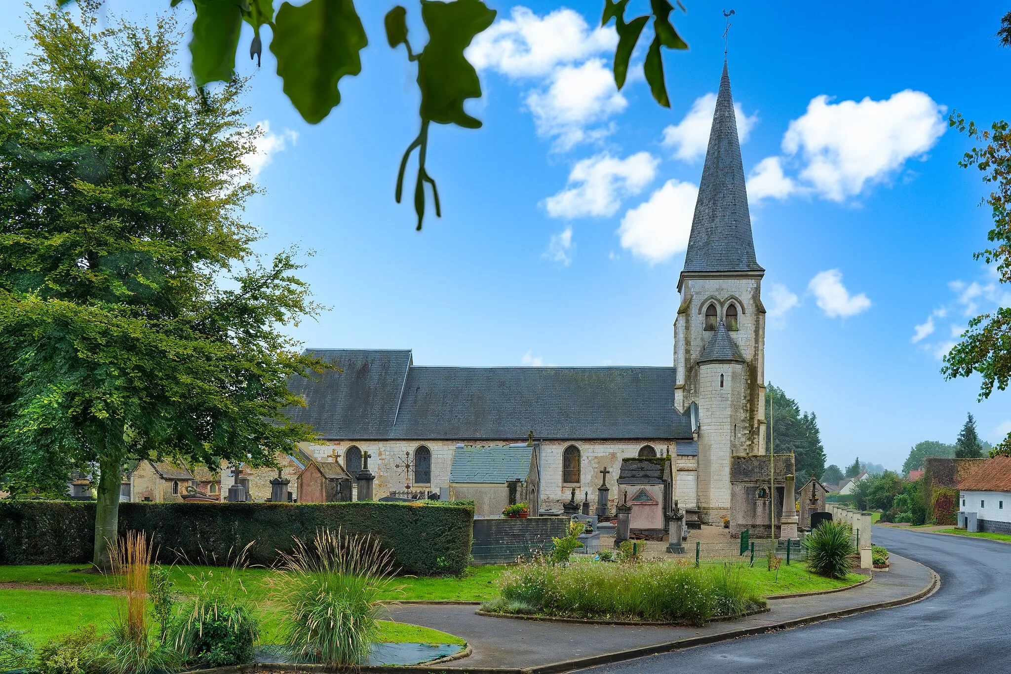 Photo showing: Église Saint-Riquier de Sorrus (62170) - Image traitée avec Adobe Photoshop pour contraster le ciel.