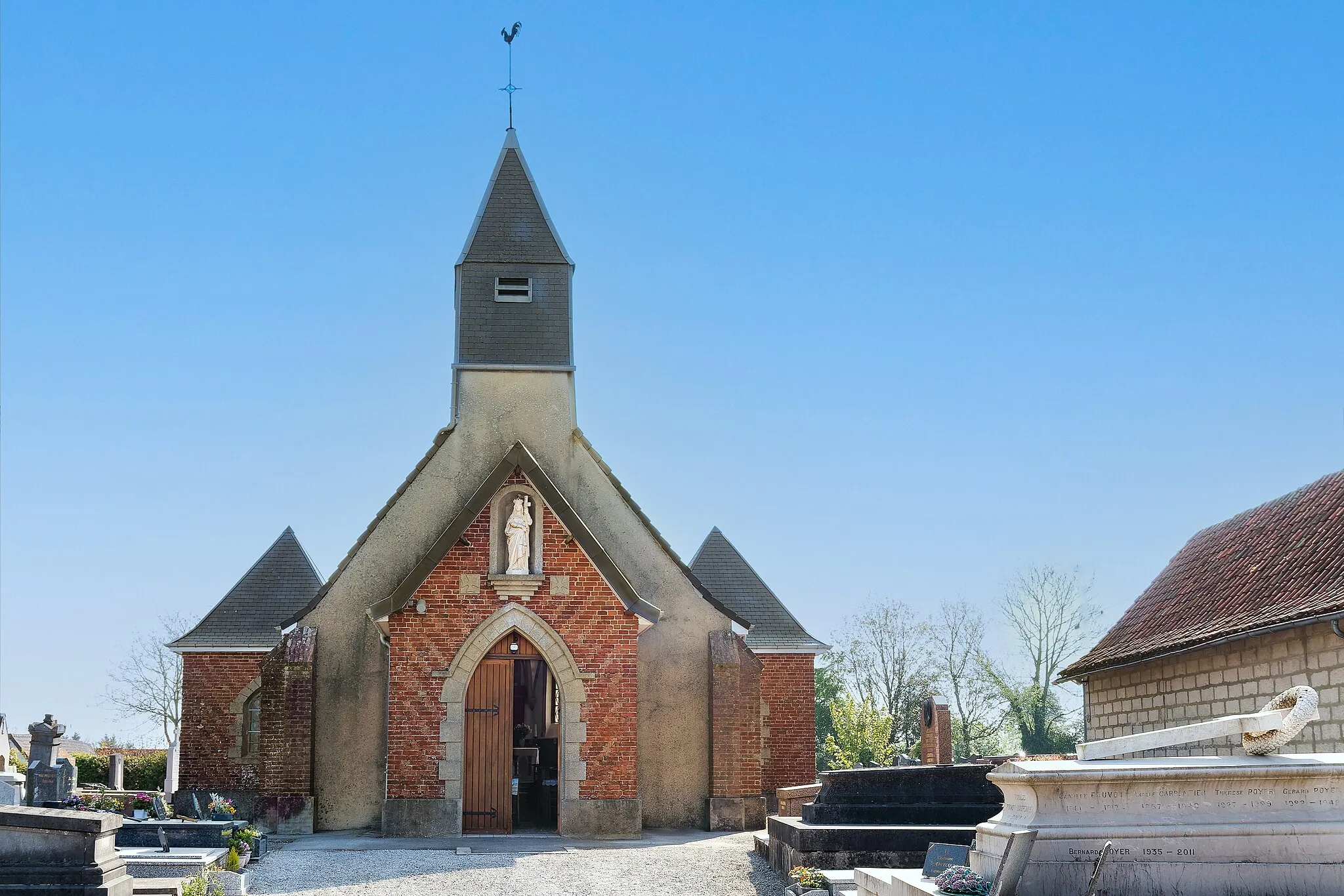 Photo showing: Entrée principale de l'église Sainte Hélène de Senlecques.