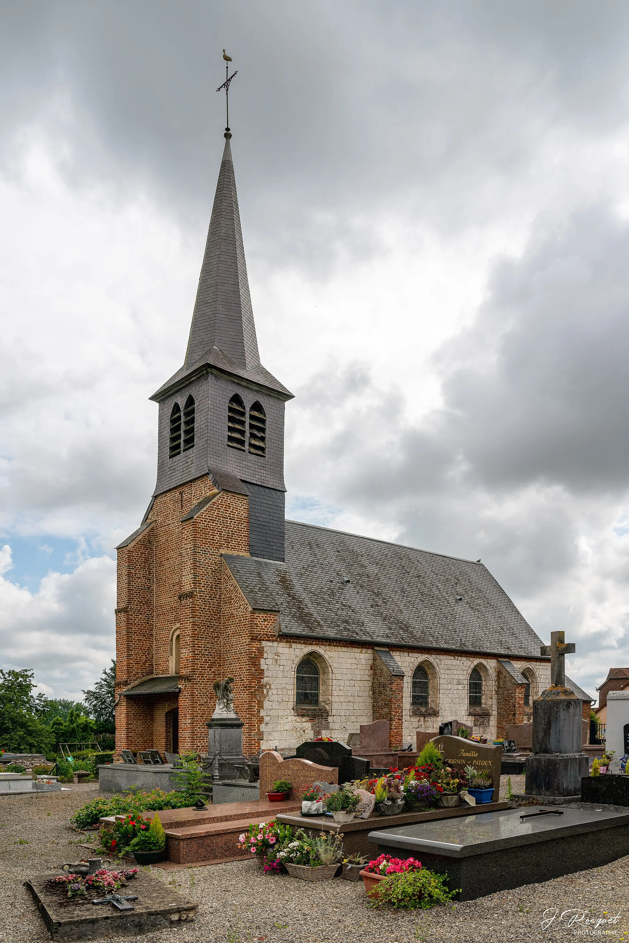 Photo showing: L'église a été achevée en 1705. Elle est dédiée aux saints Crépin et Crépinien.