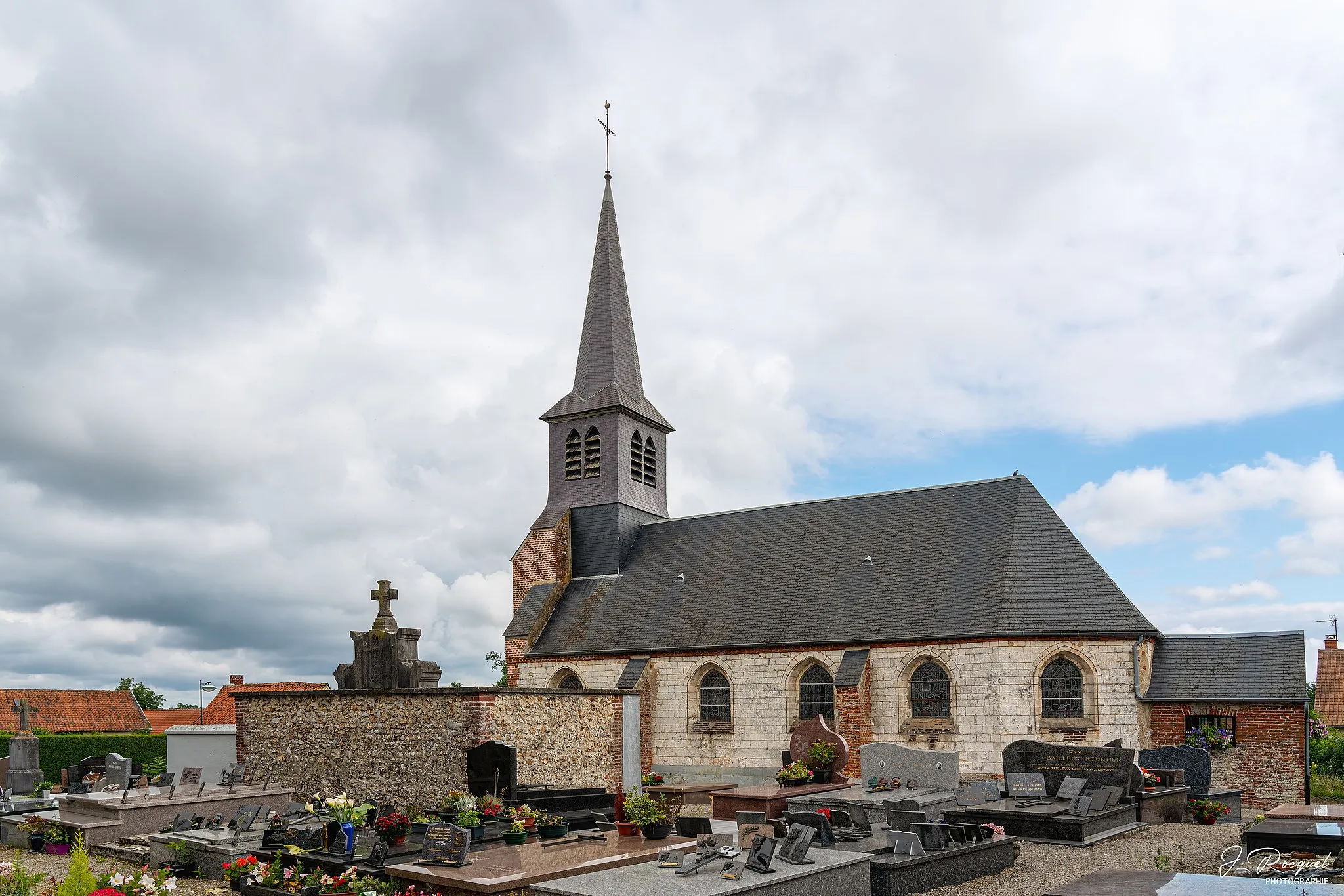 Photo showing: L'église a été achevée en 1705. Elle est dédiée aux saints Crépin et Crépinien.