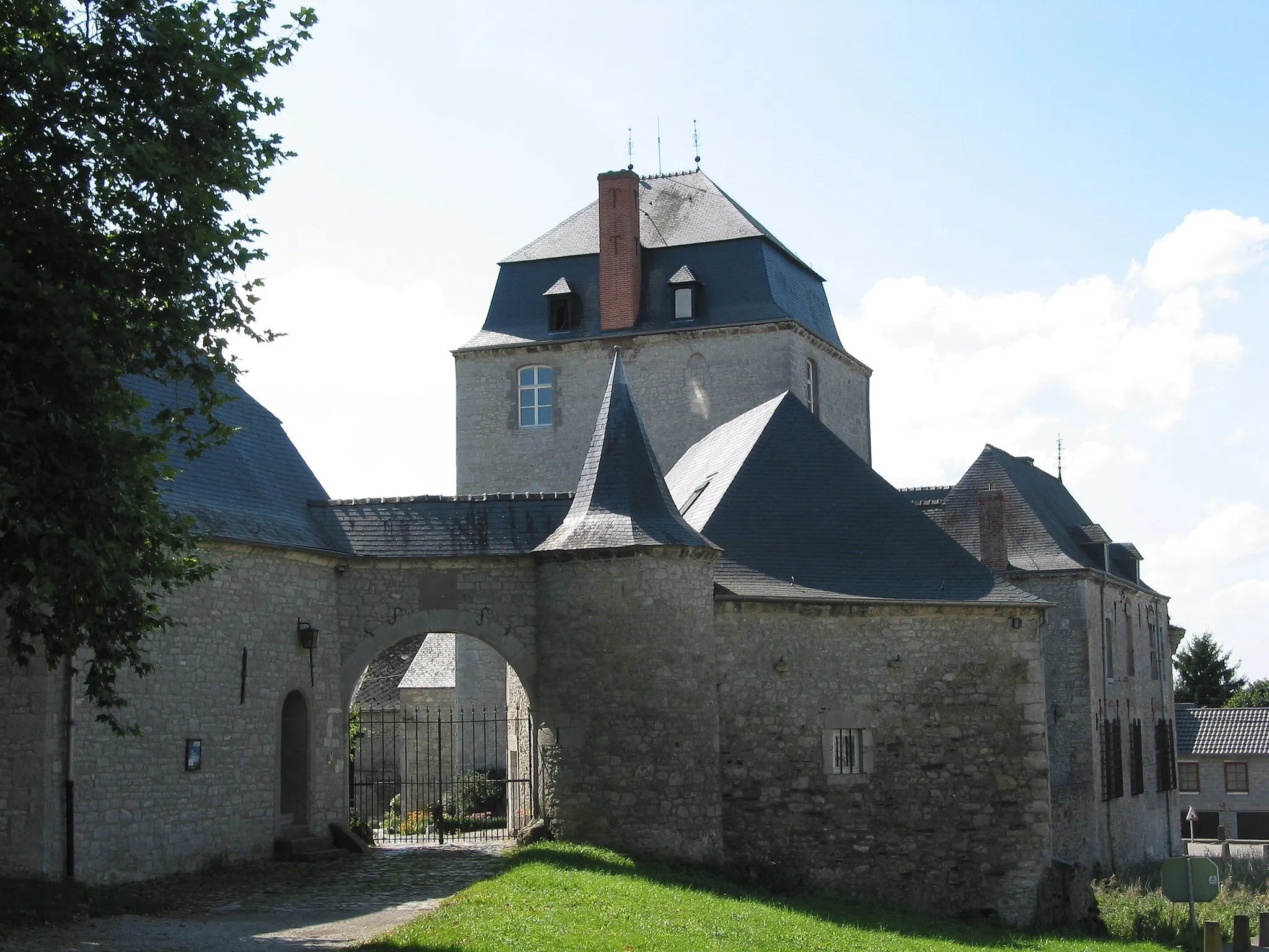 Photo showing: Roly (Belgium), the Roly Lords farm-castle (XIV/XVIth centuries).