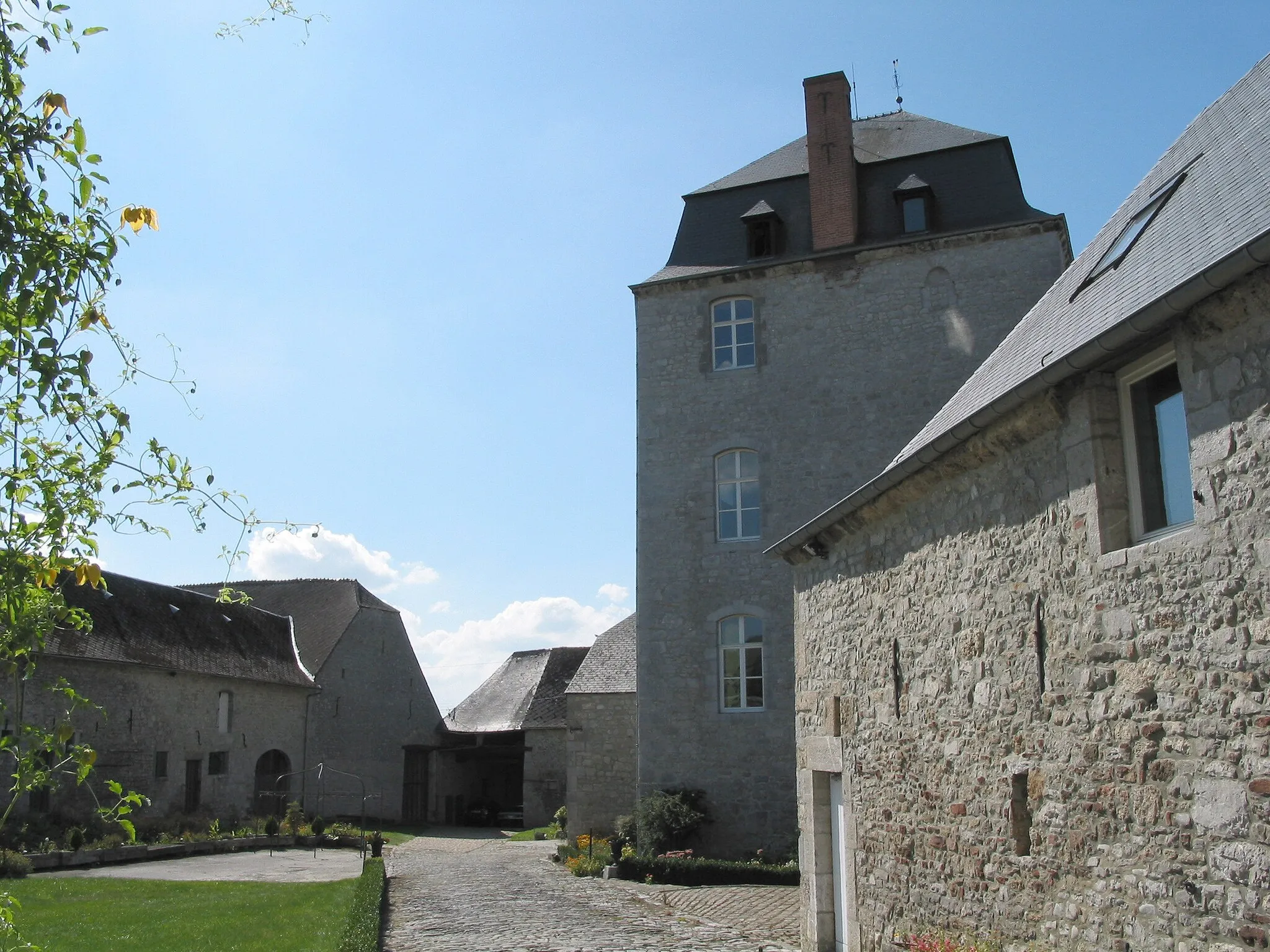Photo showing: Roly (Belgique), Donjon, granges, étables et basse-cour du château-ferme des Seigneurs de Roly (XIV/XVIe siècles).
