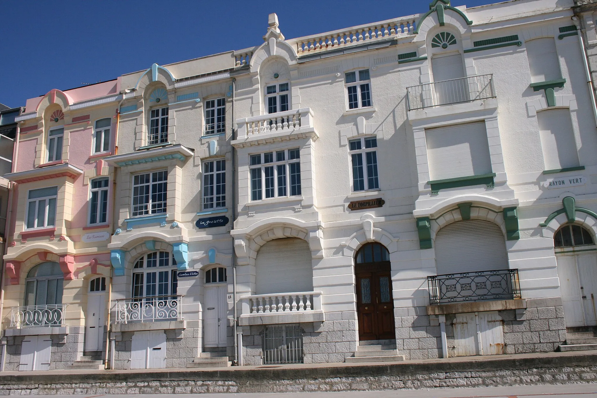 Photo showing: Villas sur la digue de Wimereux, (département du Pas-de-Calais, France) : Les Ramiers ; la Goélette ; Le Rayon Vert et Brise lames, actuelle Melpomène. Architecte : Louis Meurillon. Voir la revue le charme de Wimereux sur ces villas fin XIXe siècle.→ https://fr.calameo.com/read/0050880990c055b60a278