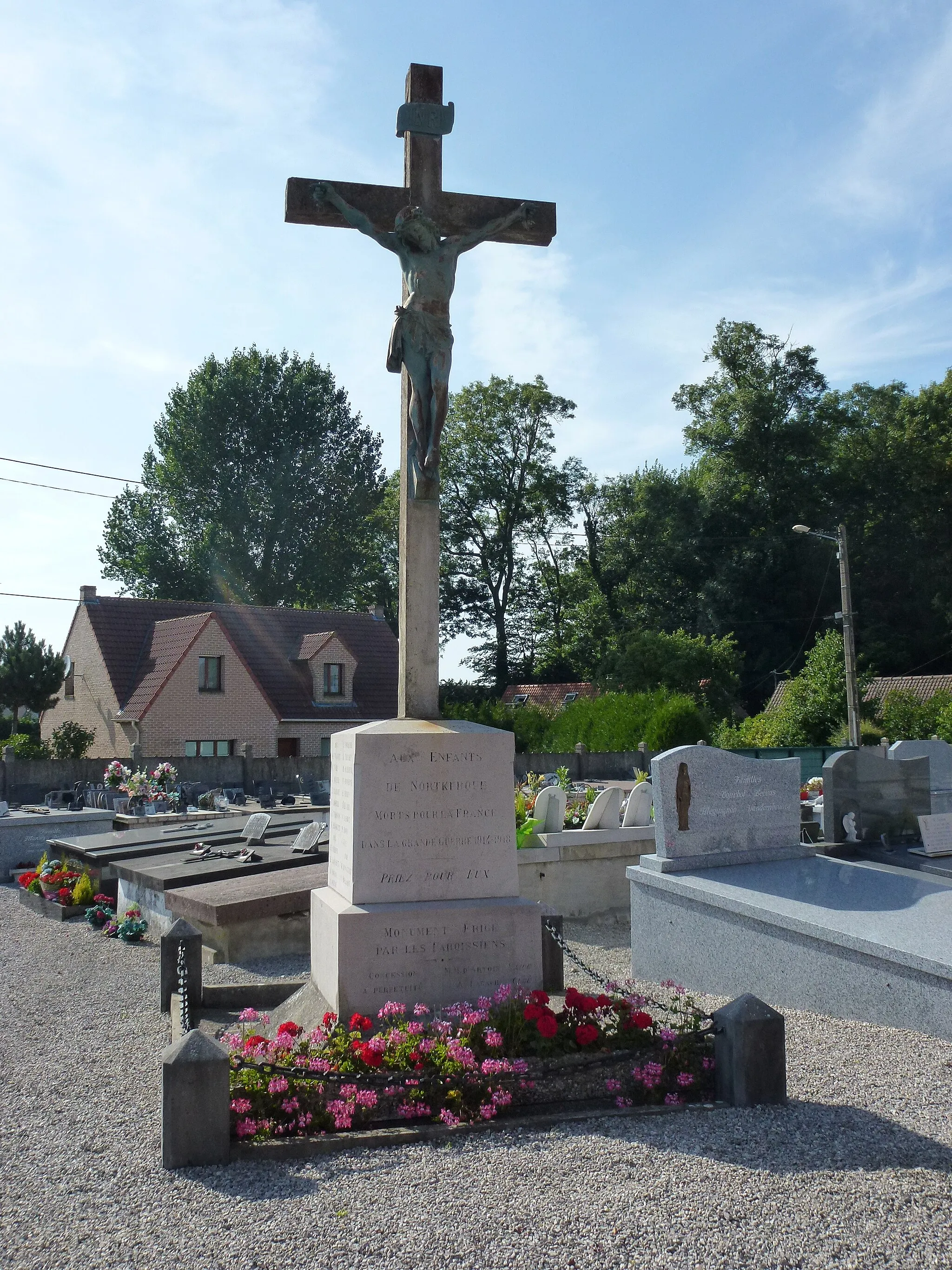 Photo showing: Nortkerque (Pas-de-Calais) croix de cimetière monument aux morts