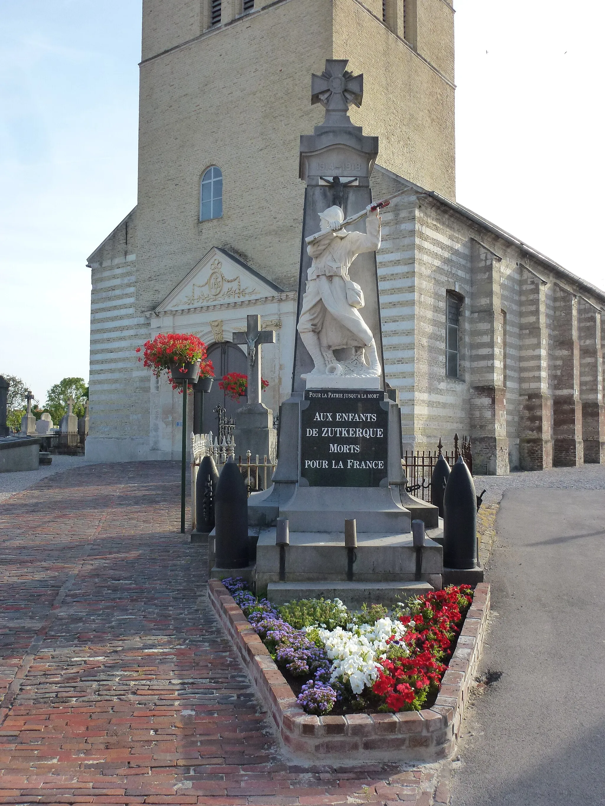 Photo showing: Zutkerque (Pas-de-Calais) monument aux morts