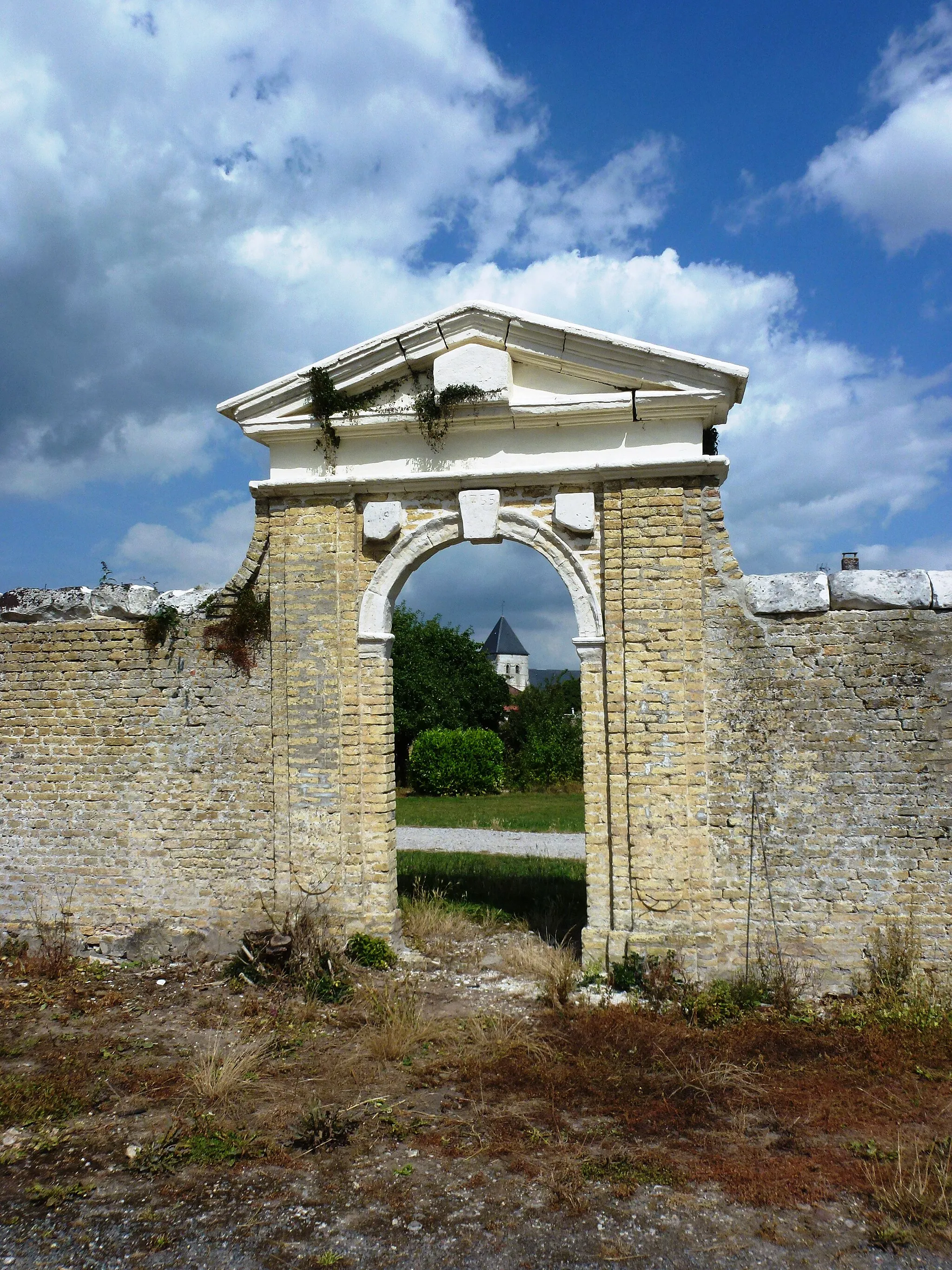 Photo showing: Houlle (Pas-de-Calais) vieux portail 1755
