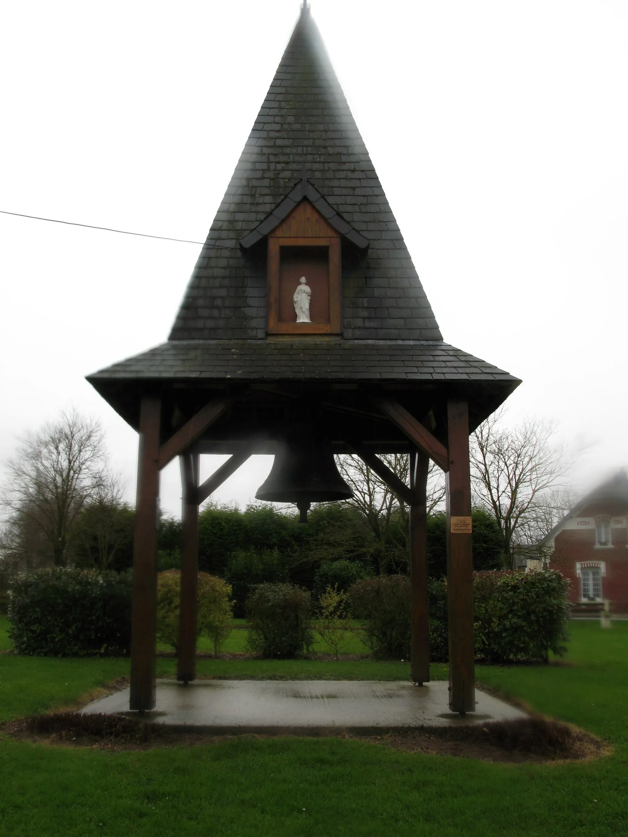 Photo showing: Gueudecourt (Somme, France) -
Le petit clocher, édifié à l'emplacement de l'ancienne église.

La photo a été prise sous la pluie, ce qui explique le flou sur de nombreuses zones de l'image, dû aux gouttes sur l'objectif.