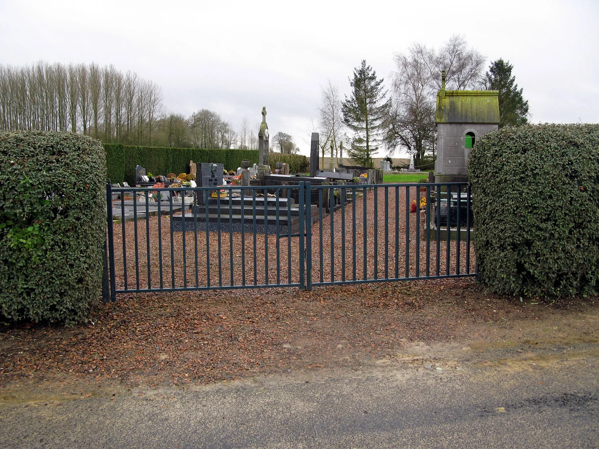 Photo showing: Gueudecourt (Somme, France) -
L'entrée du cimetière (sur la gauche à la sortie Ouest du village, en direction du Sars).
.