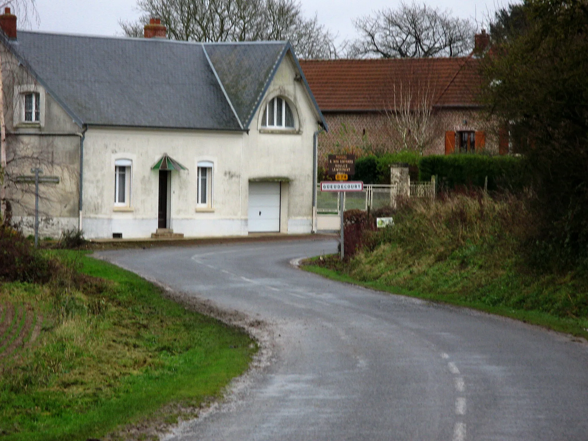 Photo showing: Gueudecourt (Somme, France) -
L'entrée Ouest du village, en provenance du Sars (commune du Pas-de-Calais).
La photo a été prise à la hauteur du petit parking installé tout à côté du cimetière civil et dont l'accès est visible (juste en bas, dans l'angle à droite).

Cette photo est un peu floue et devra être refaite !