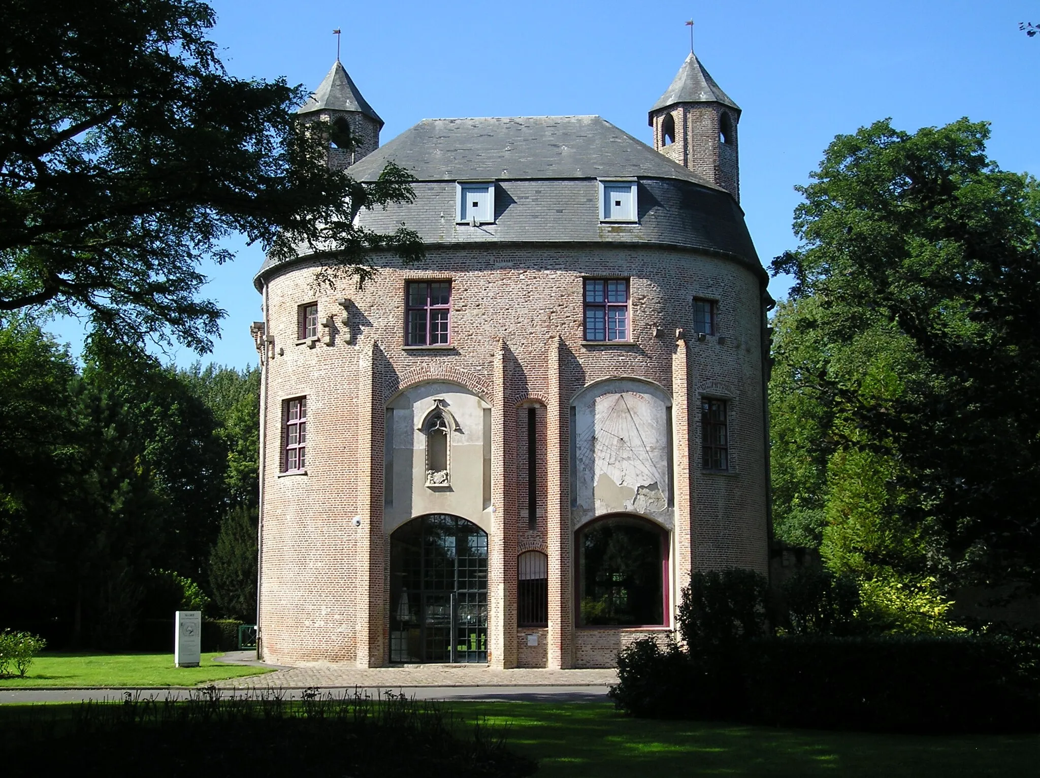 Photo showing: This building is inscrit au titre des monuments historiques de la France. It is indexed in the base Mérimée, a database of architectural heritage maintained by the French Ministry of Culture, under the reference PA00107783 .