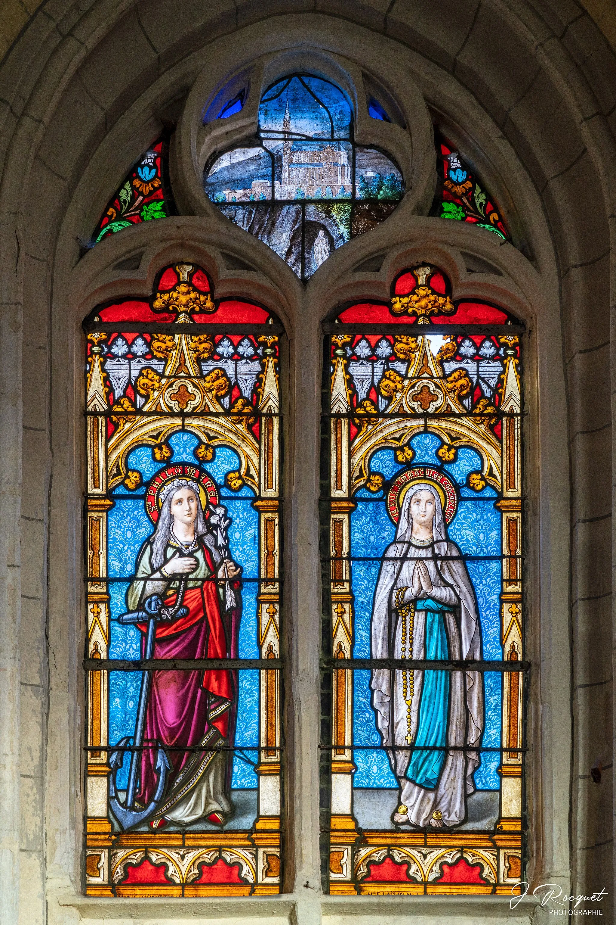 Photo showing: Vitrail de l'Immaculée Conception et sainte Philomène
