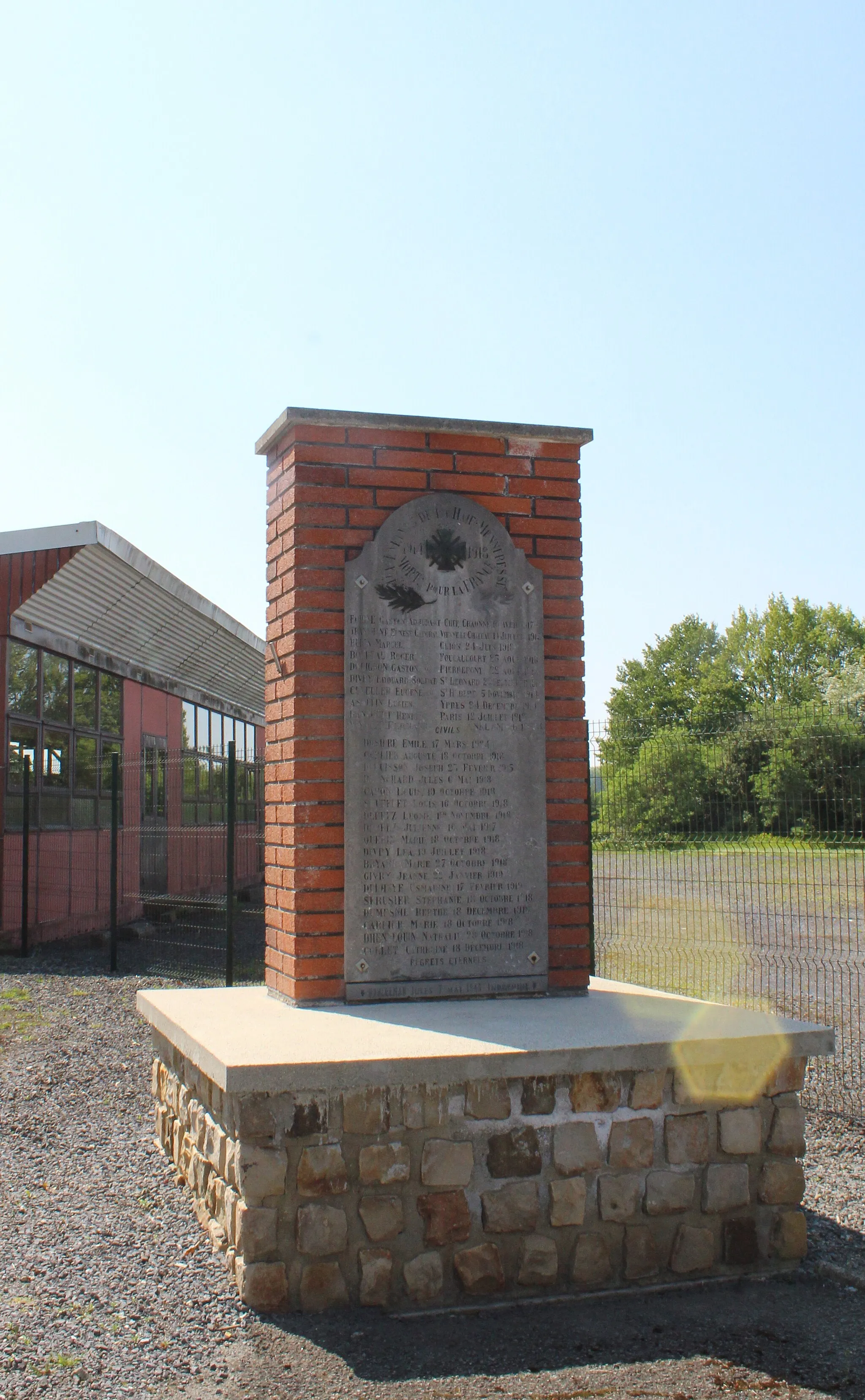 Photo showing: Le monument aux morts de la Haie Menneresse