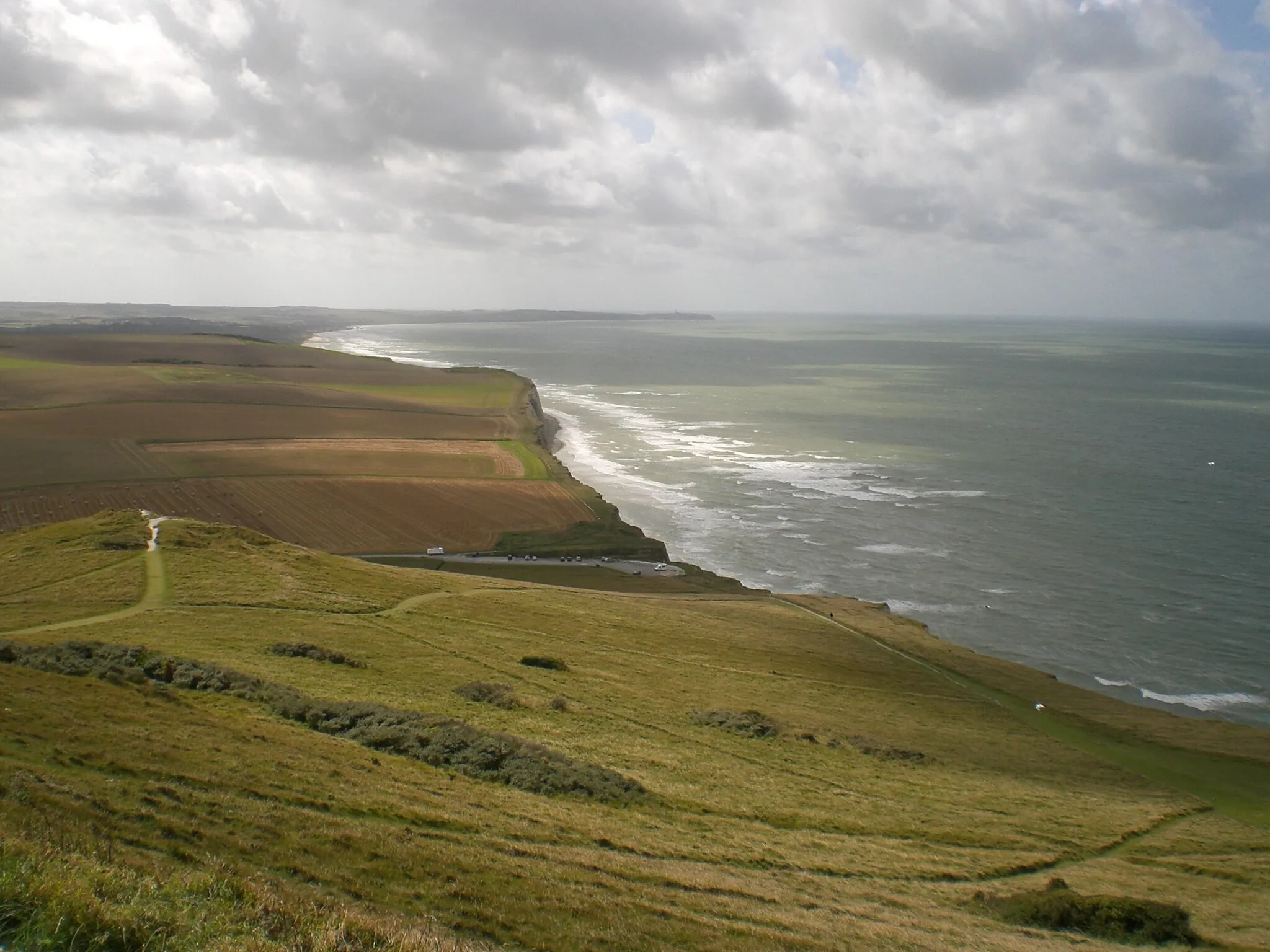 Photo showing: Photo de la vue globale des falaises entre le Cap Blanc-Nez, d'où est prise cette photo, et le Cap Gris-Nez (langue de terre qui s'avance dans la manche) au loin. La Manche est ici à marée haute.