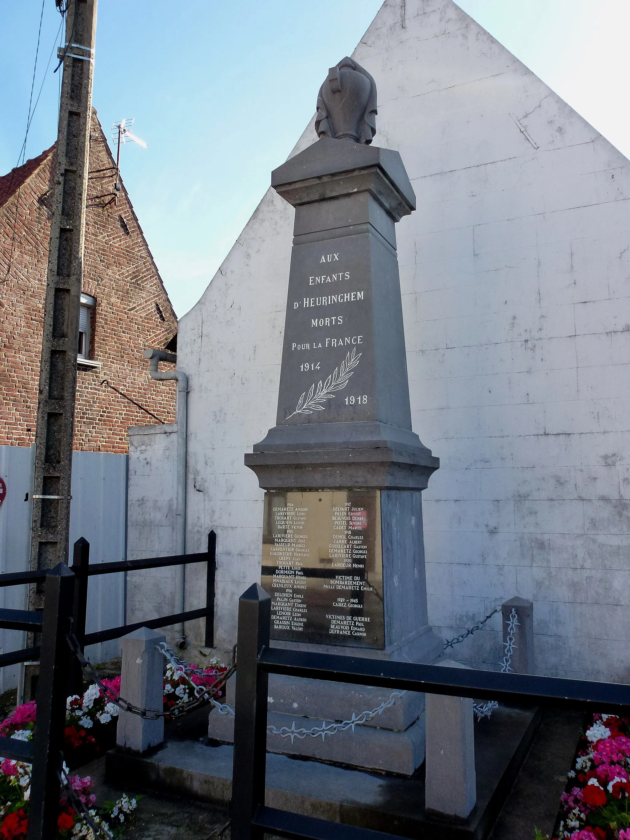 Photo showing: Heuringhem (Pas-de-Calais, Fr) monument aux morts