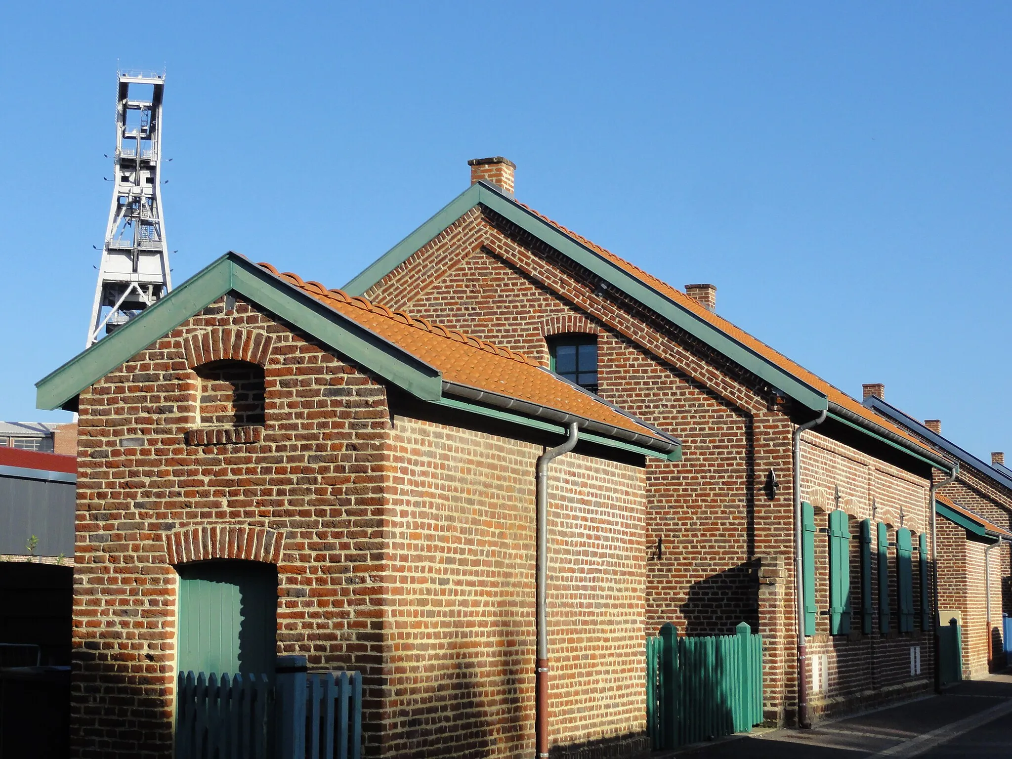 Photo showing: Cité d'Arenberg de la fosse Arenberg de la Compagnie des mines d'Anzin dans le bassin minier du Nord-Pas-de-Calais, Wallers et Raismes, Nord, Nord-Pas-de-Calais, France. La cité d'Arenberg est inscrite sur la liste du patrimoine mondial par l'Unesco le 30 juin 2012 et y constitue en partie le site no 15.