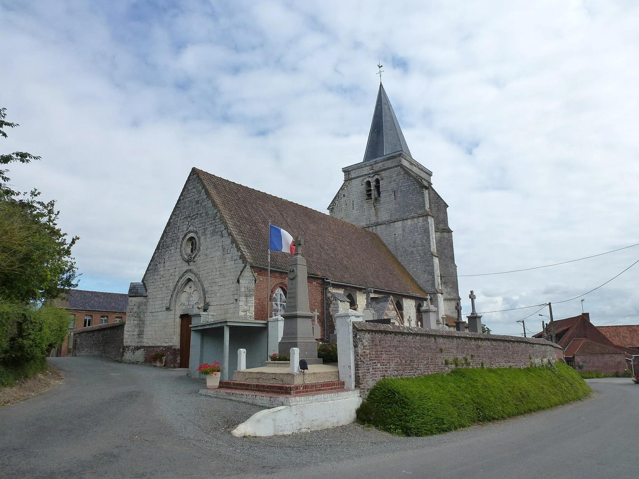 Photo showing: Herbelles (Pas-de-Calais, Fr) église Saint-Léger et mon aux morts