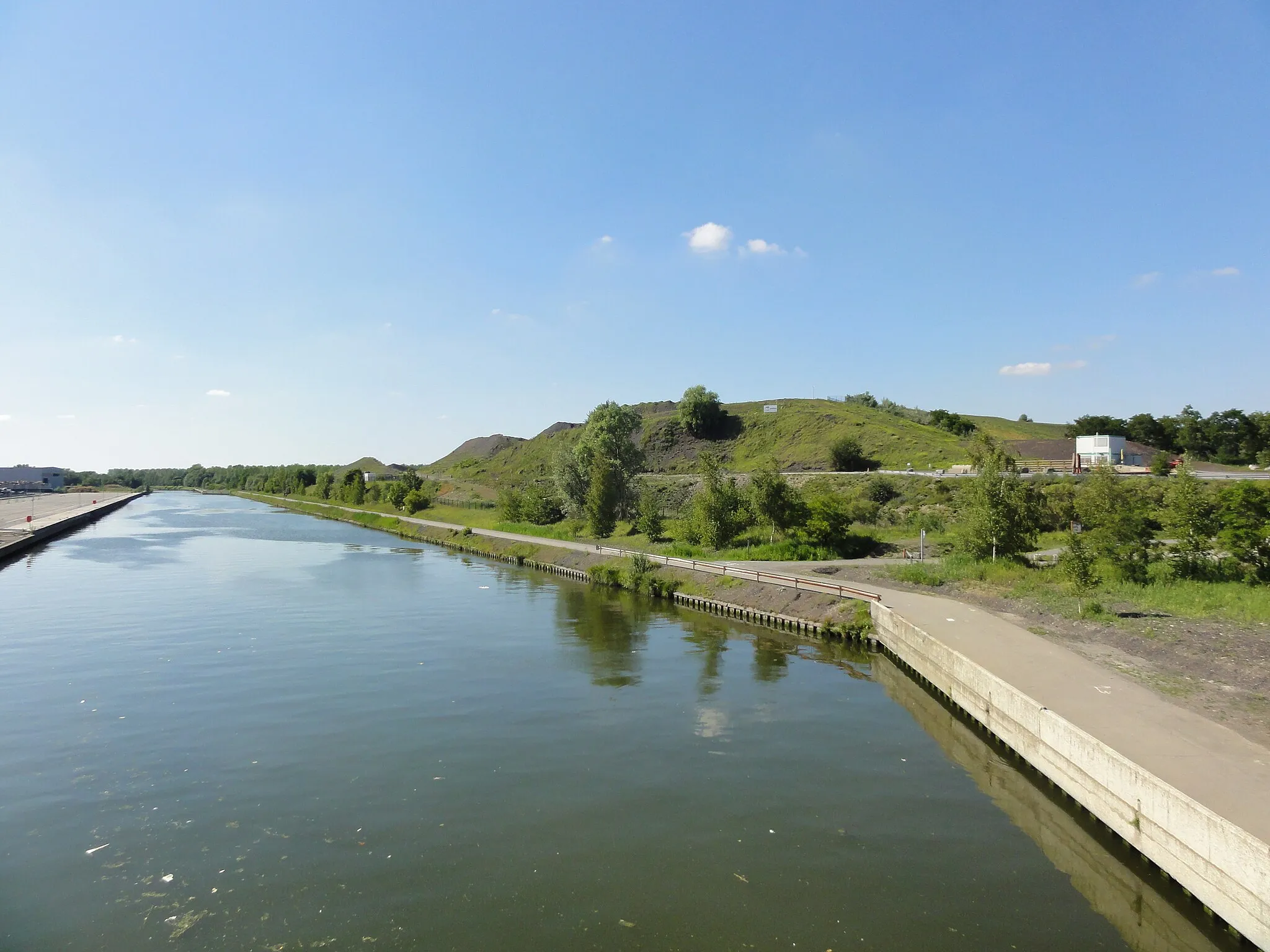 Photo showing: Terril n° 113 dit 8 de Dourges Sud, fosse n° 8 - 8 bis de la Compagnie des mines de Dourges dans le bassin minier du Nord-Pas-de-Calais, Évin-Malmaison, Pas-de-Calais, Nord-Pas-de-Calais, France.