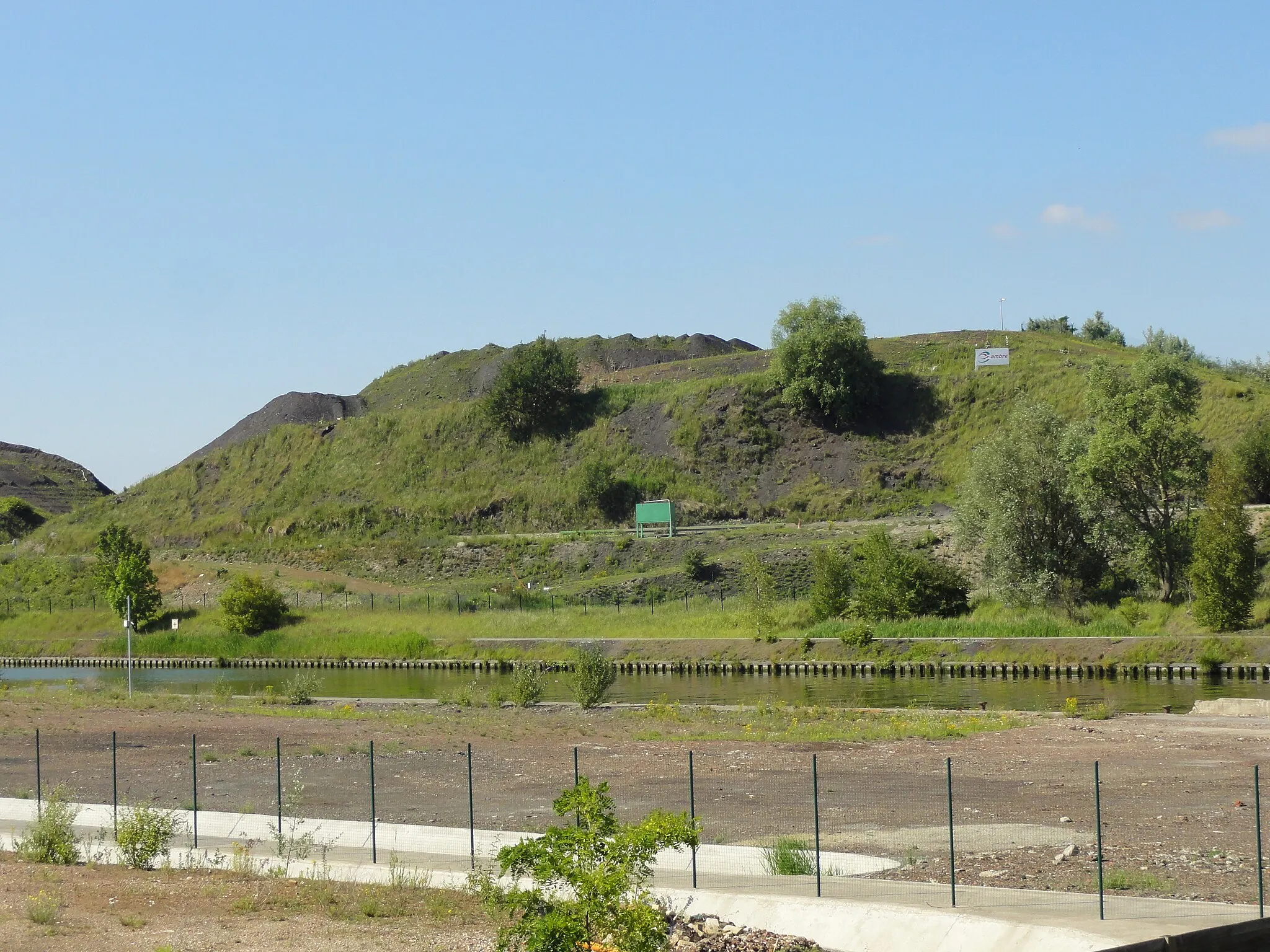 Photo showing: Terril n° 113 dit 8 de Dourges Sud, fosse n° 8 - 8 bis de la Compagnie des mines de Dourges dans le bassin minier du Nord-Pas-de-Calais, Évin-Malmaison, Pas-de-Calais, Nord-Pas-de-Calais, France.