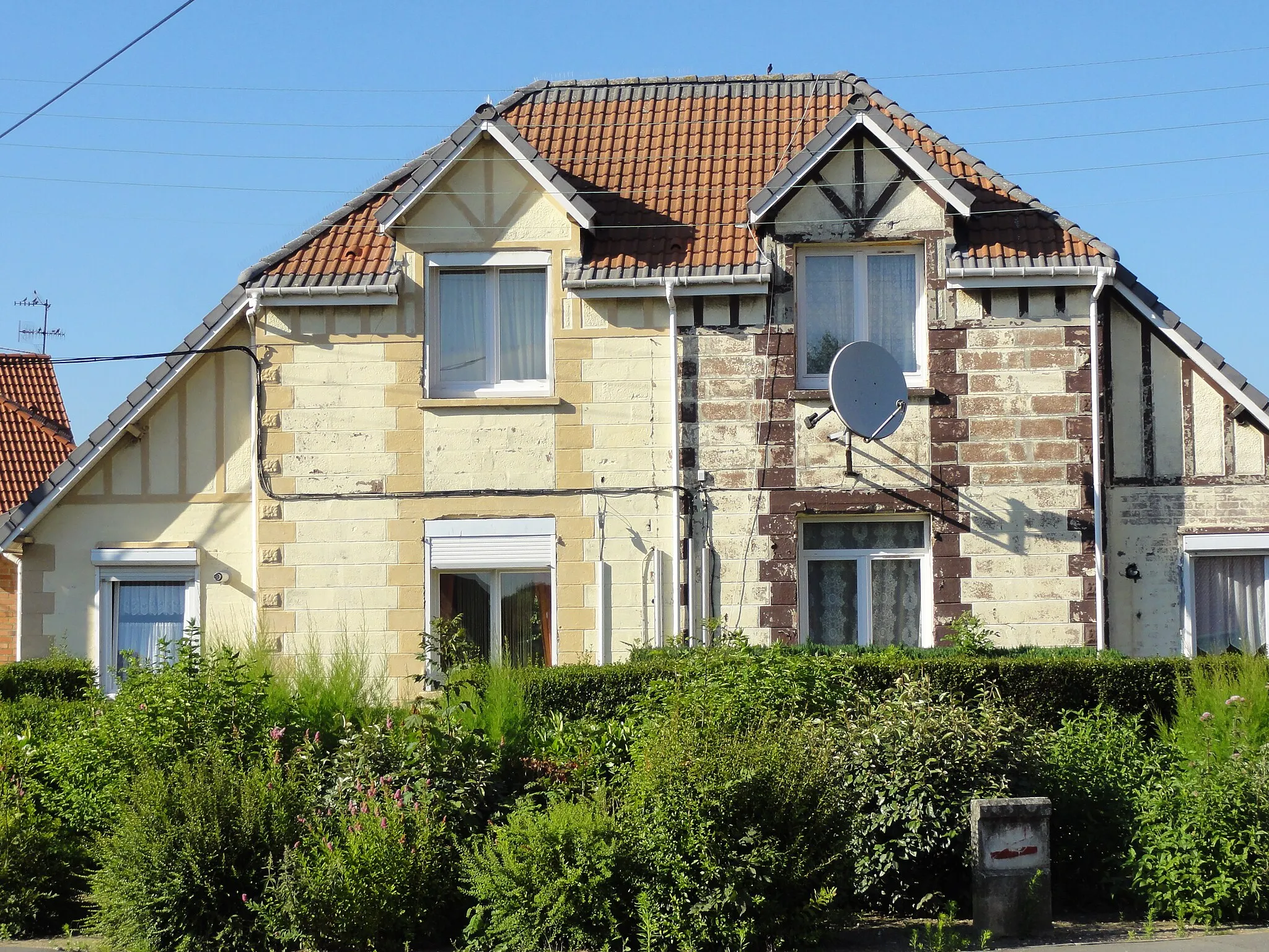 Photo showing: Cités de la Fosse n° 8 - 8 bis de la Compagnie des mines de Dourges, Évin-Malmaison, Pas-de-Calais, Nord-Pas-de-Calais, France.