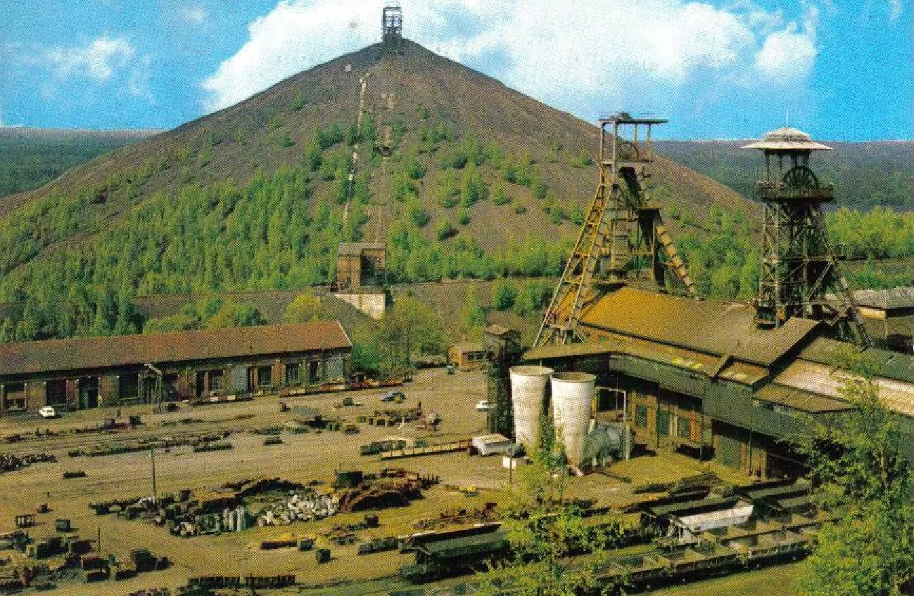 Photo showing: La fosse Sabatier de la Compagnie des mines d'Anzin était un charbonnage constitué de deux puits situé à Raismes, Nord, Nord-Pas-de-Calais, France.