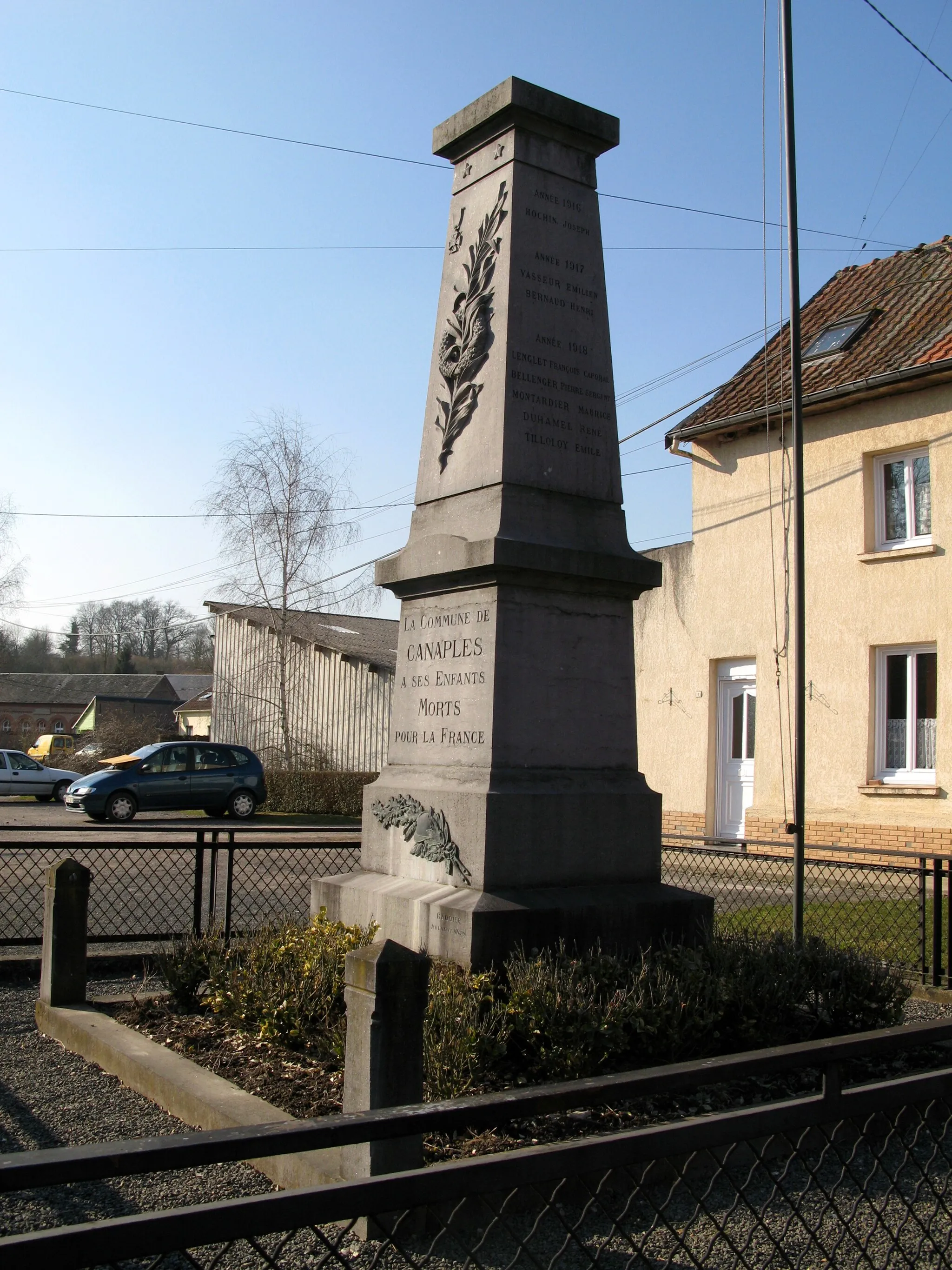 Photo showing: Canaples (Somme, France) -
Le monument aux morts.
.