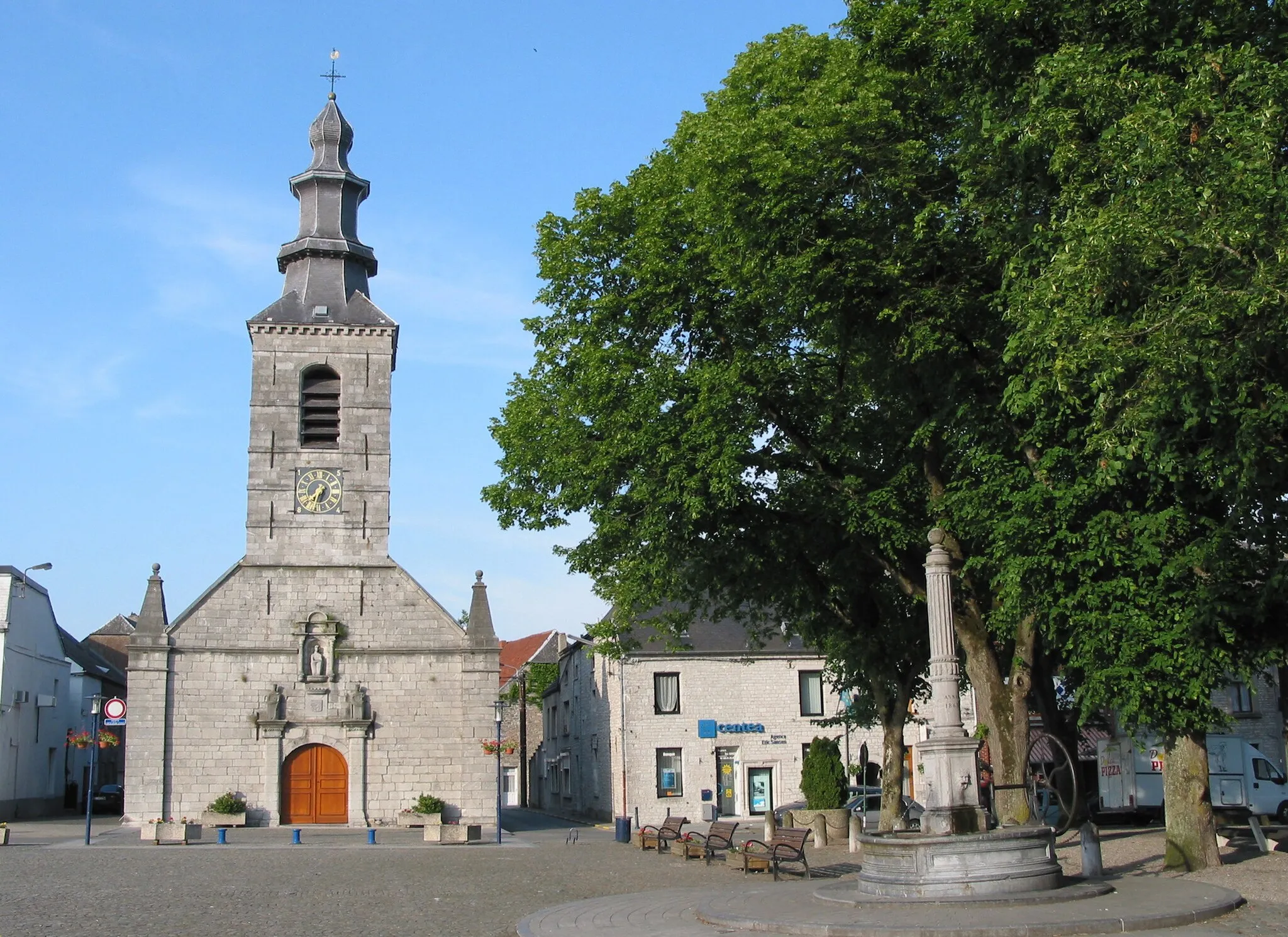 Photo showing: Mariembourg (Belgium), Place Marie de Hongrie - The Church of St. Mary Magdalene (XVIth century).