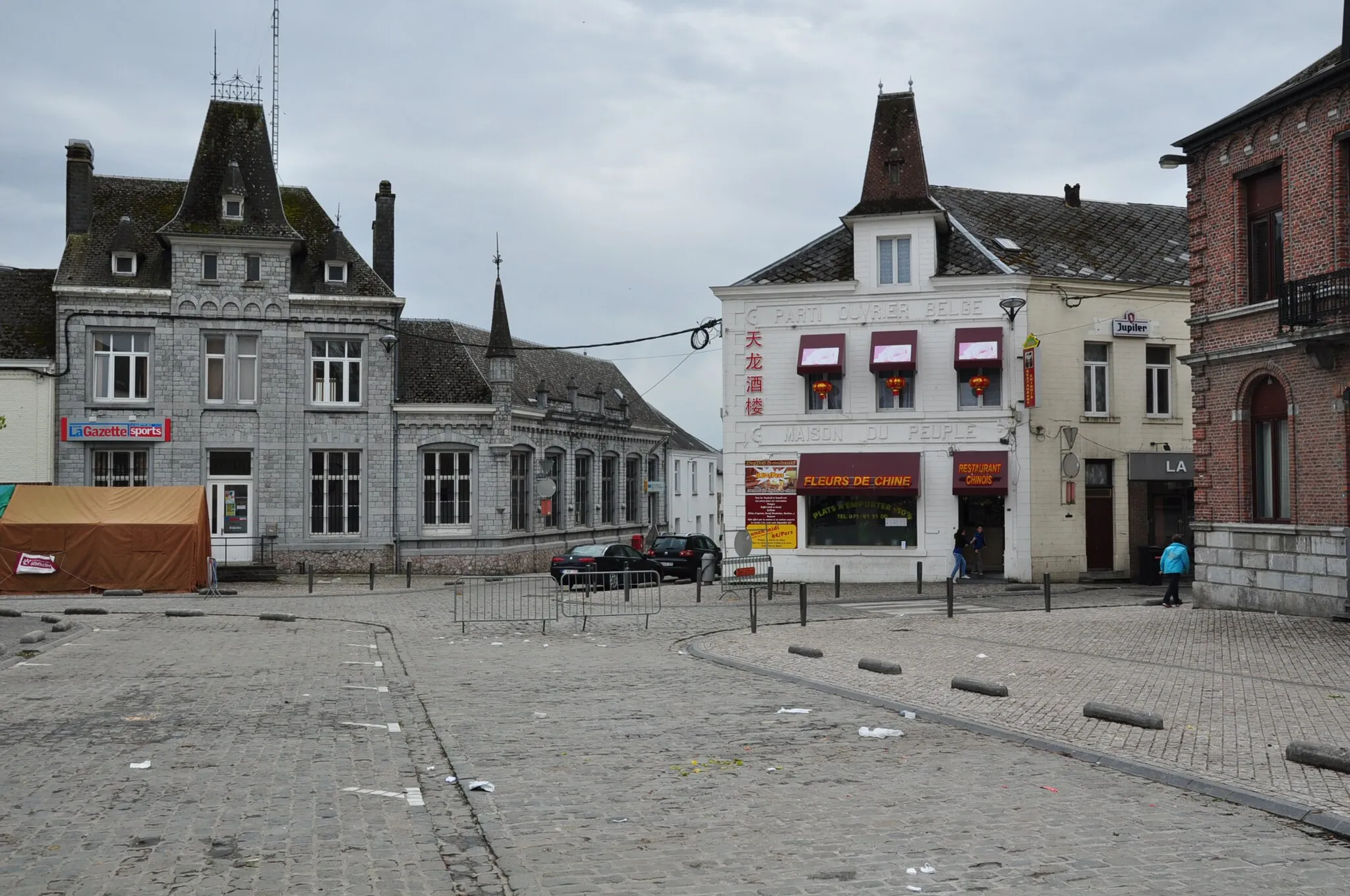 Photo showing: Southwestern corner of the main square (Place d'Armes) in Philippeville (Belgium) with the former House of the People of the Belgian Workers' Party -currently the Belgian Socialist Party- converted into a pub; this picture dates from the time it was a Chinese restaurant.