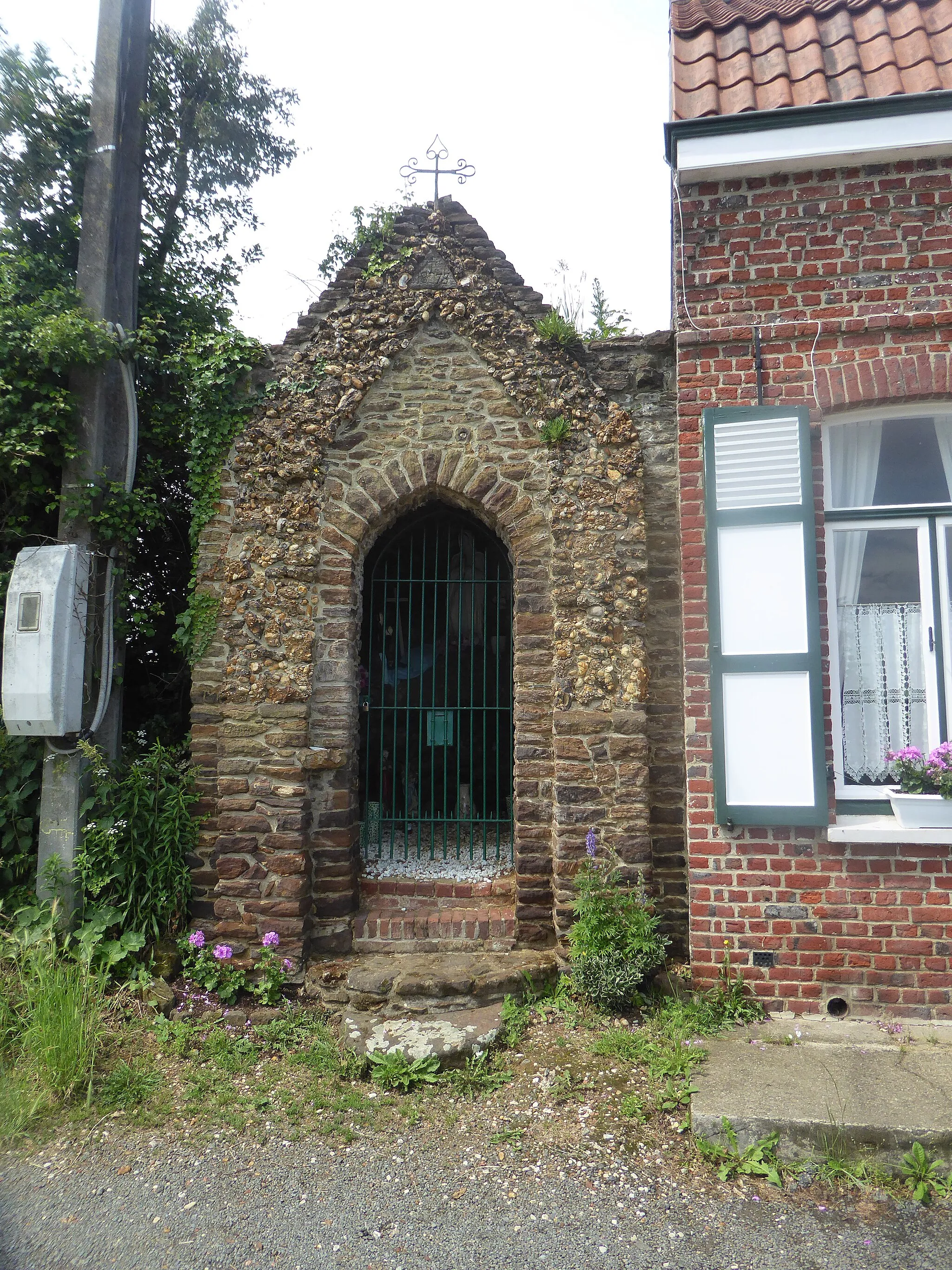 Photo showing: La chapelle de la Garonde, datée de 1878, se situe au carrefour du chemin du Peenacker et du chemin du Mont des Cats. Elle est dédiée à Notre Dame de Lourdes, Berthen  (Nord, France).