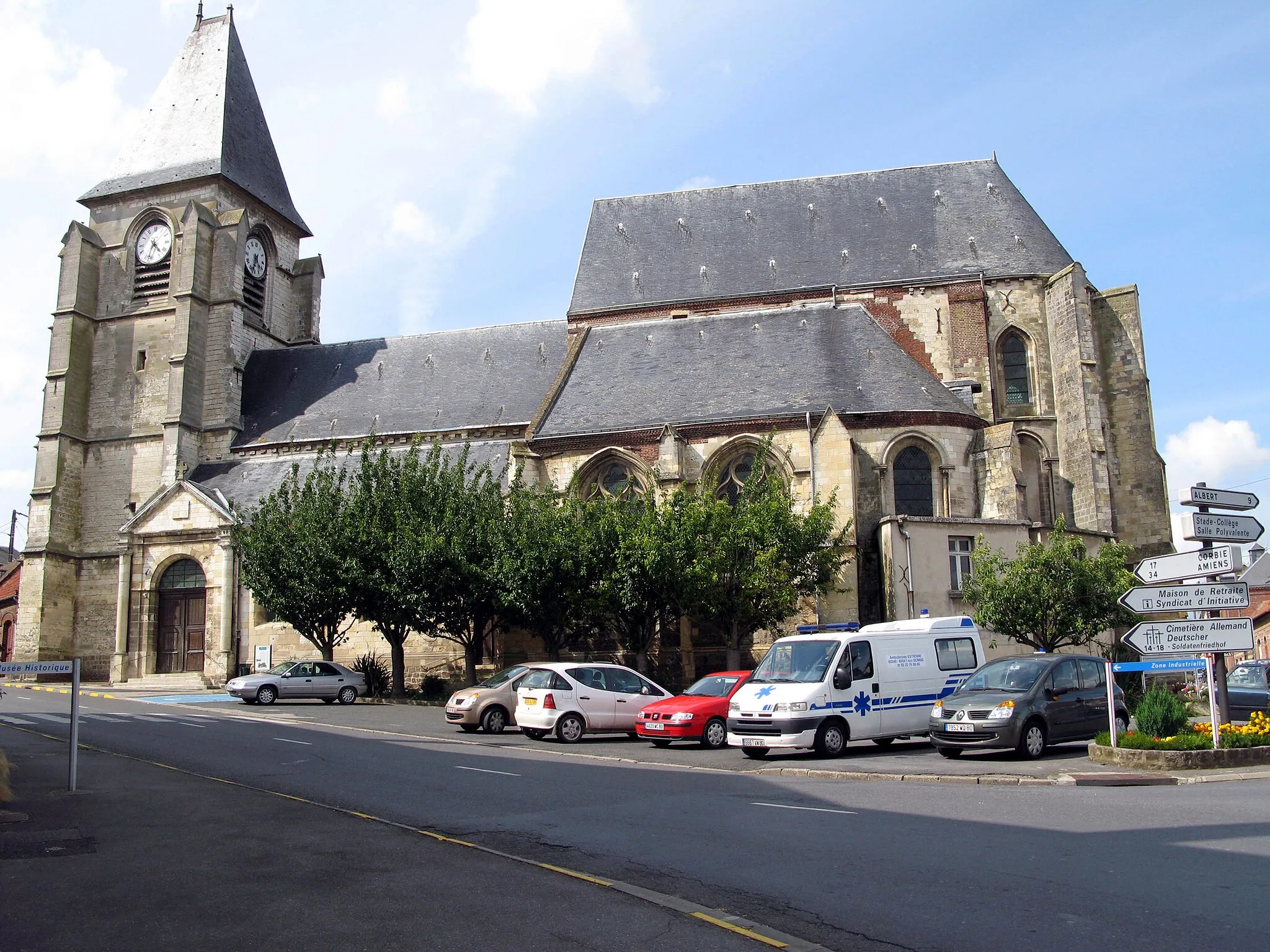 Photo showing: Bray-sur-Somme (Somme, France) -

L'église St-Nicolas, vue depuis l'angle de l'Hôtel-de-ville.