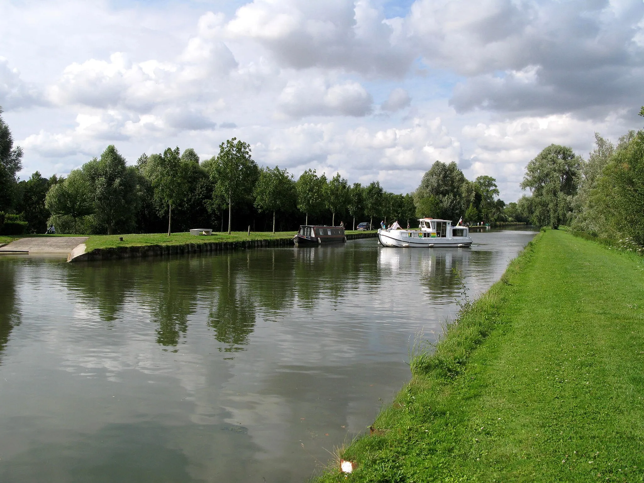 Photo showing: Cappy (Somme, France) -
Le Canal de la Somme (vue vers le Nord).

Le village est situé sur la droite, au-delà du chemin de halage bordé de végétation.