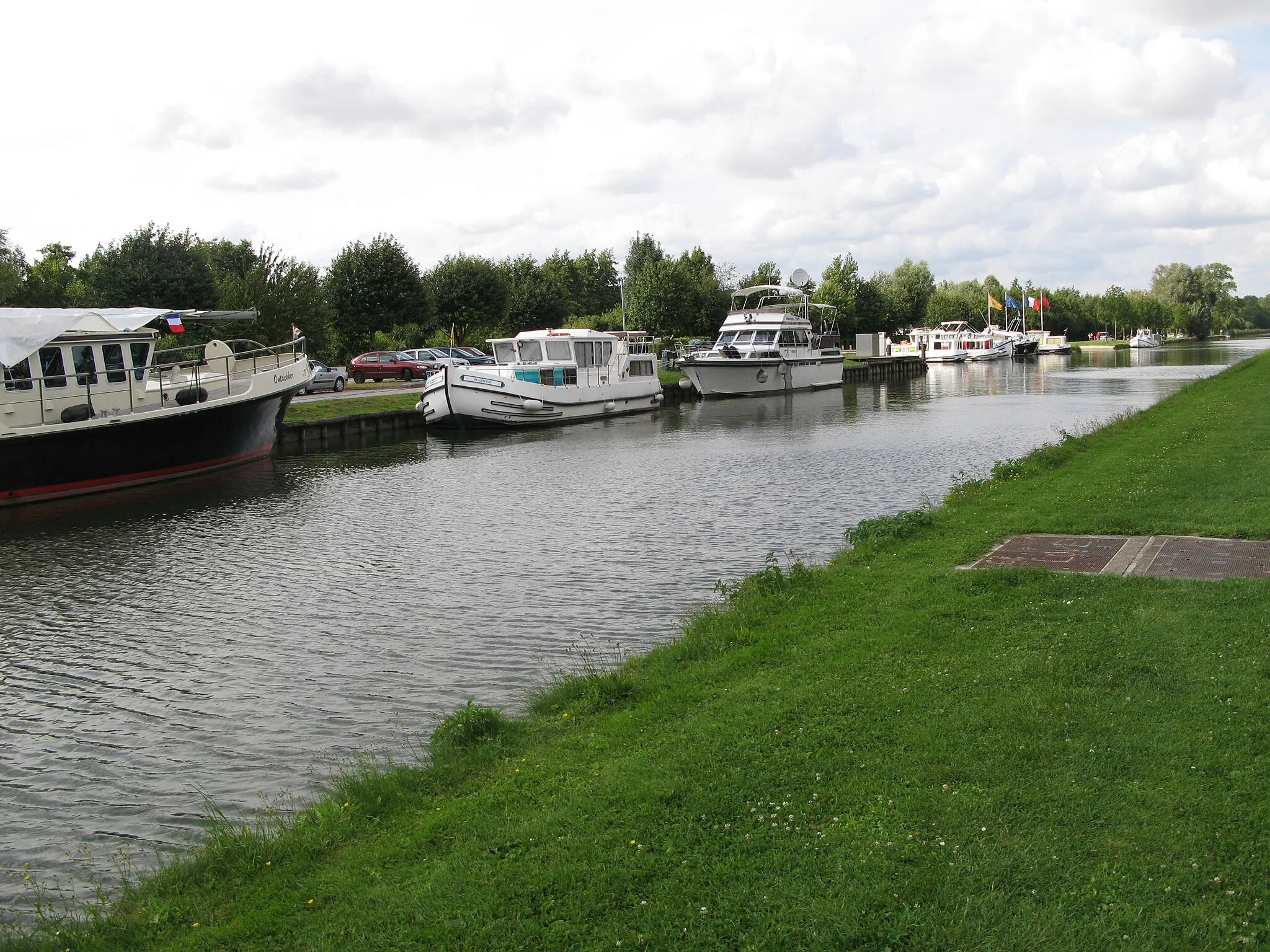 Photo showing: Cappy (Somme, France) -
Le Canal de la Somme (vue vers le Nord).

Le village est situé sur la droite, au-delà du chemin de halage bordé de végétation.
