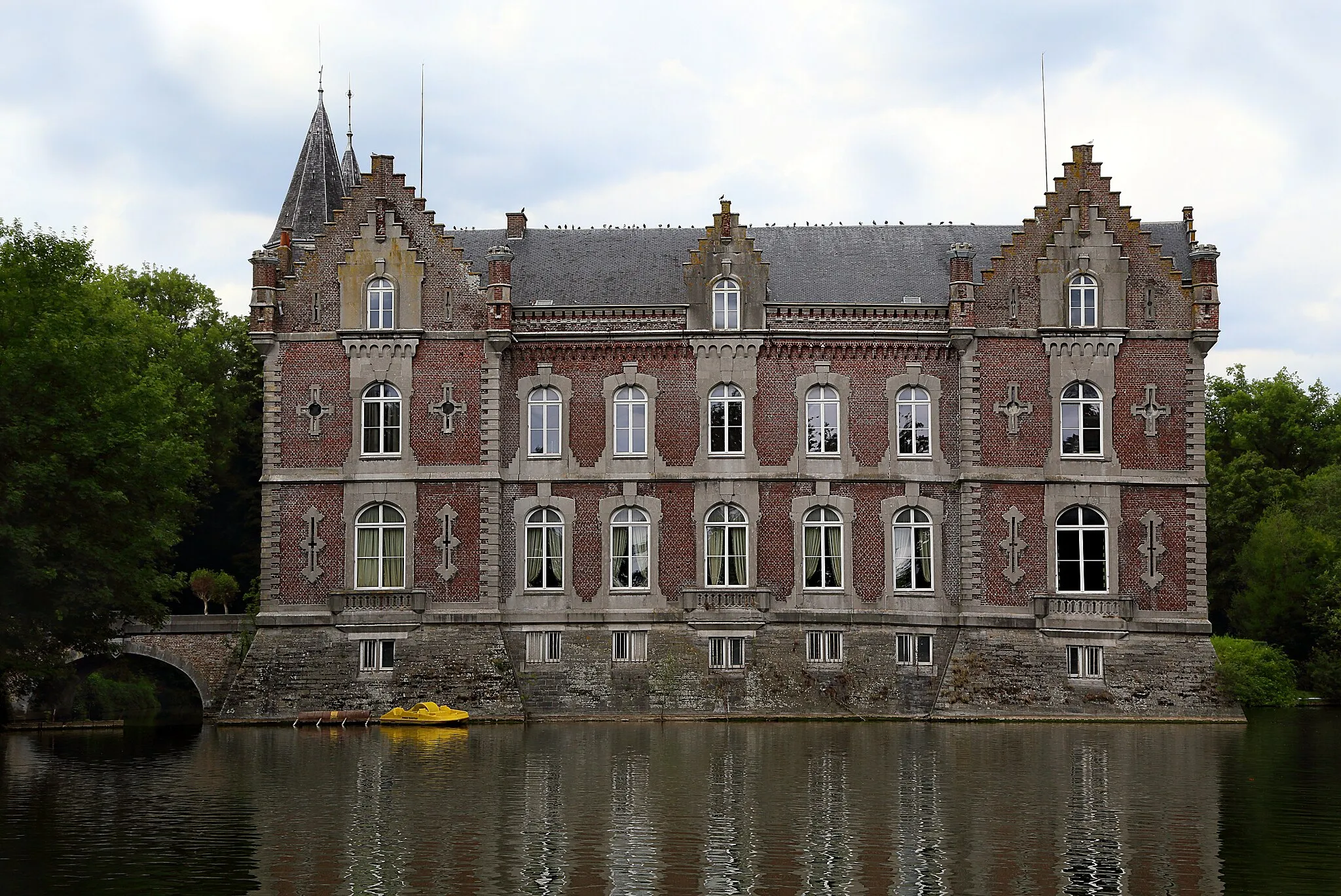 Photo showing: South facade of the Castle of Bourgogne in Estaimbourg, Belgium.